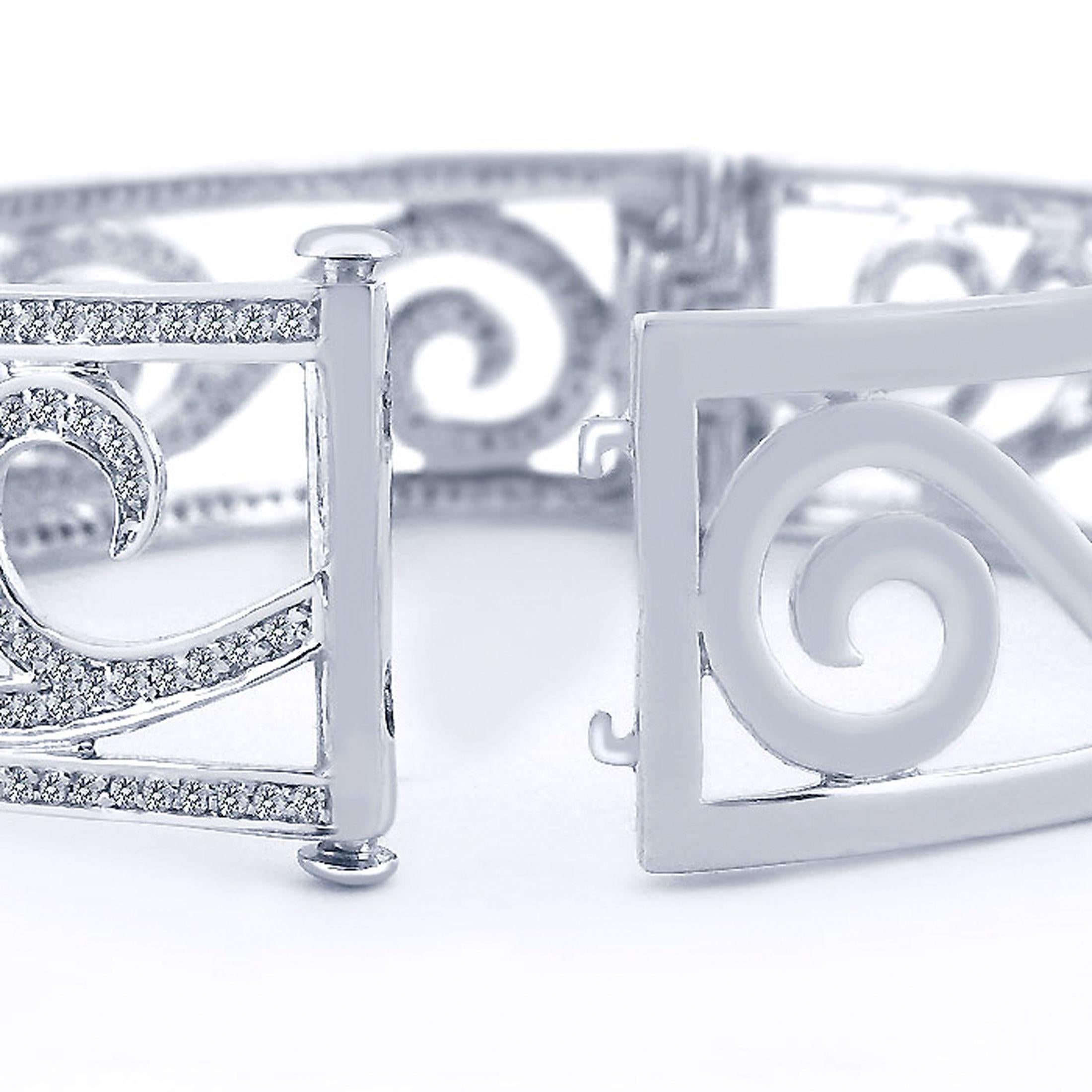 Bracelet jonc à charnières en or blanc 14 carats avec diamants de 2,80 carats en forme de vague en vente 2
