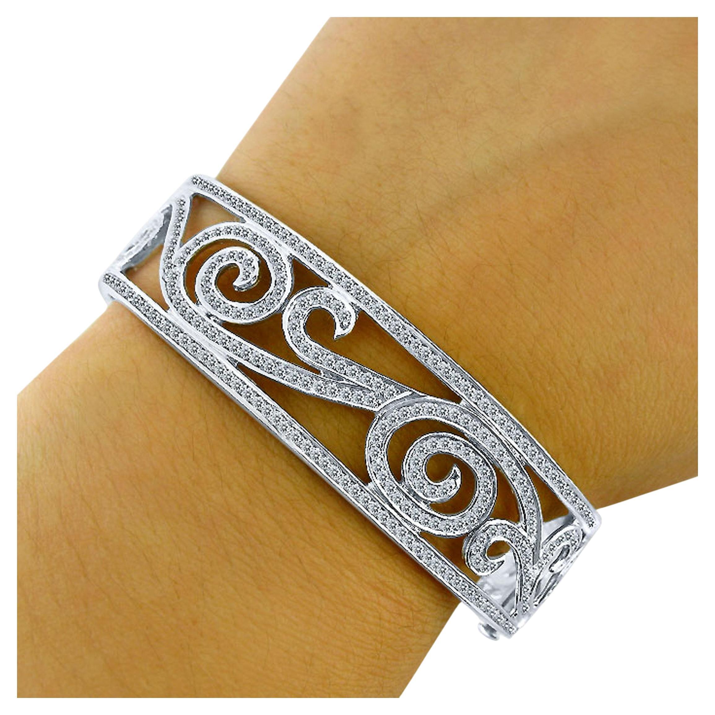Bracelet jonc à charnières en or blanc 14 carats avec diamants de 2,80 carats en forme de vague en vente 3