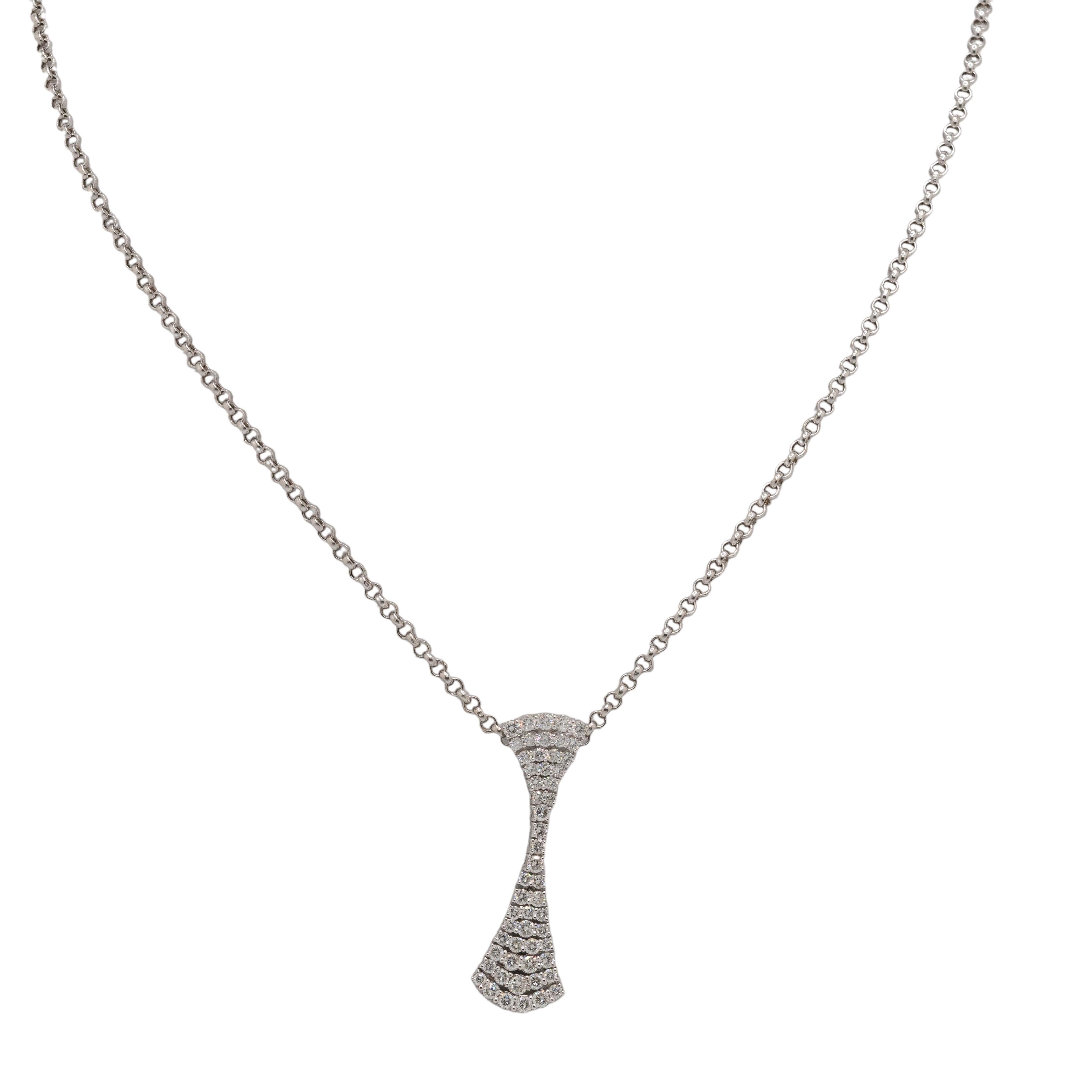 Dieses Collier aus 14 Karat Weißgold ist ein elegantes Statement von zeitloser Raffinesse. Der auffällige sanduhrförmige Anhänger ist mit 54 sorgfältig gefassten Diamanten im Vollschliff besetzt. Mit ca. 1,88 Karat natürlicher Diamanten weist dieses