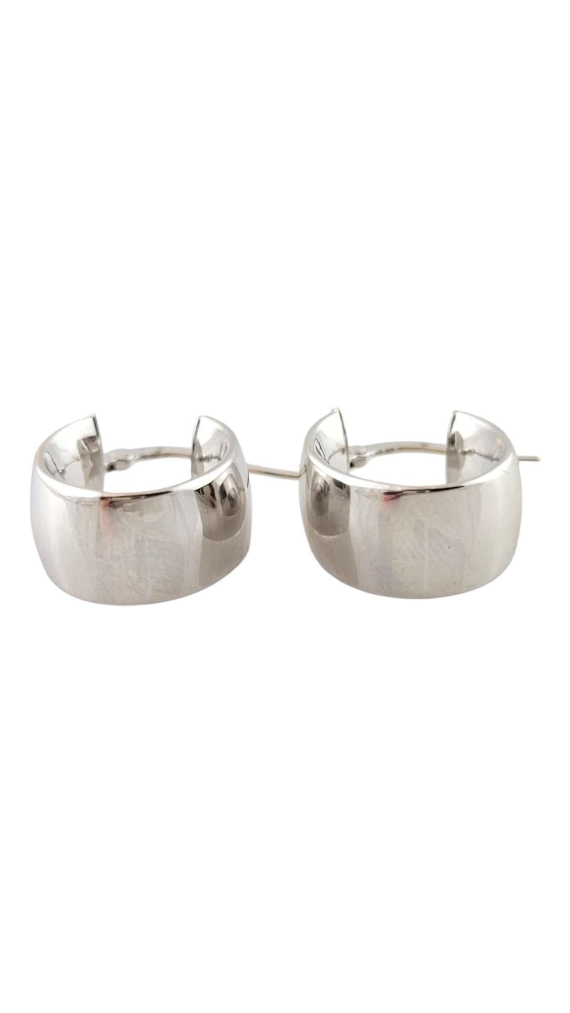 Vintage 14K White Gold Huggie Hoop Earrings

This gorgeous set of huggie hoops are beautifully crafted from 14K white gold!

Size: 19.2mm X 15.1mm X 7.8mm

7.8mm thick

Weight: 2.3 g/ 1.4 dwt

Hallmark: 14K ITALY MI

Very good condition,