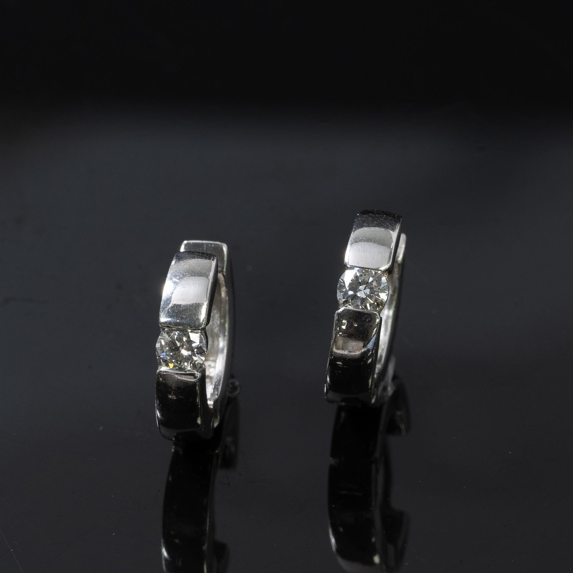 Ohrringe aus 14 Karat Weißgold mit Diamanten im huggie-Stil im Zustand „Gut“ in Addison, TX