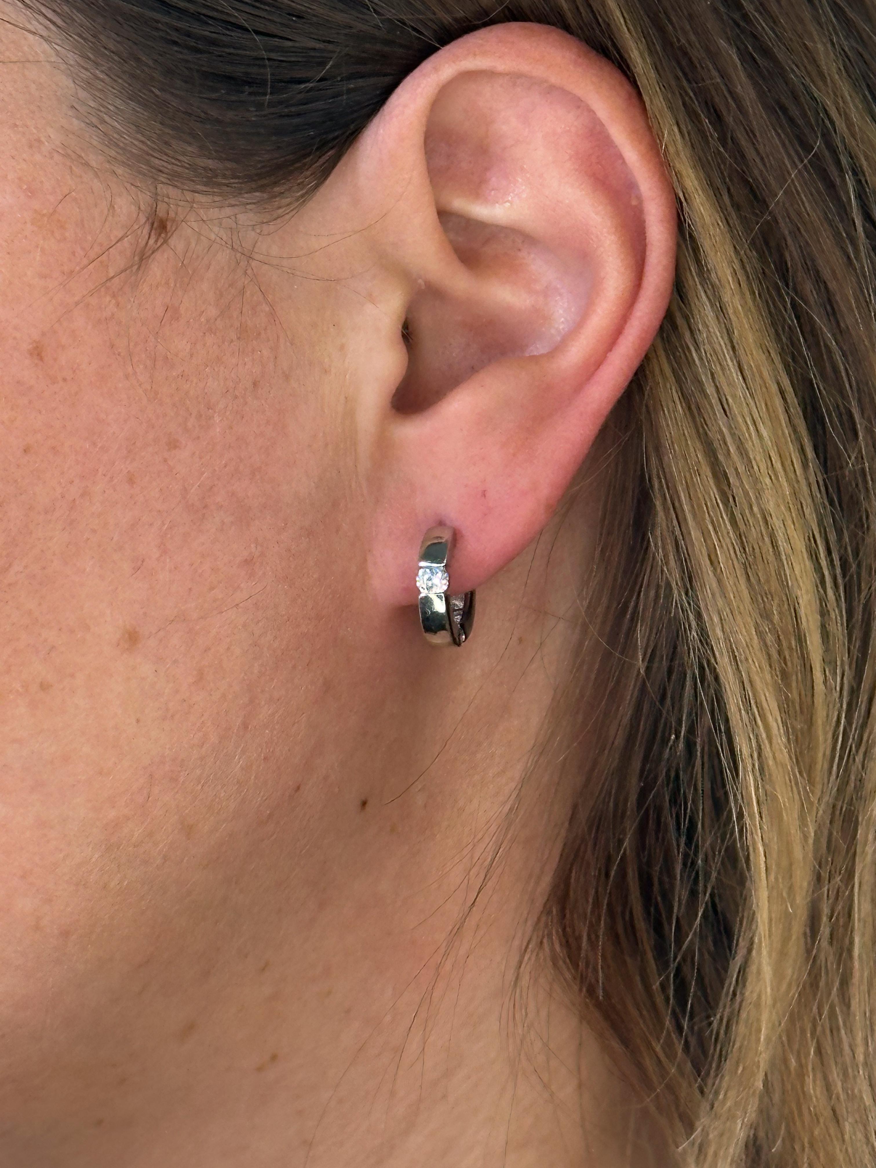 Ohrringe aus 14 Karat Weißgold mit Diamanten im huggie-Stil Damen