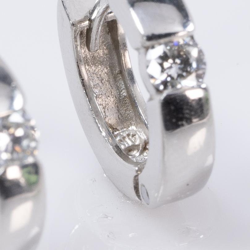 Ohrringe aus 14 Karat Weißgold mit Diamanten im huggie-Stil 2