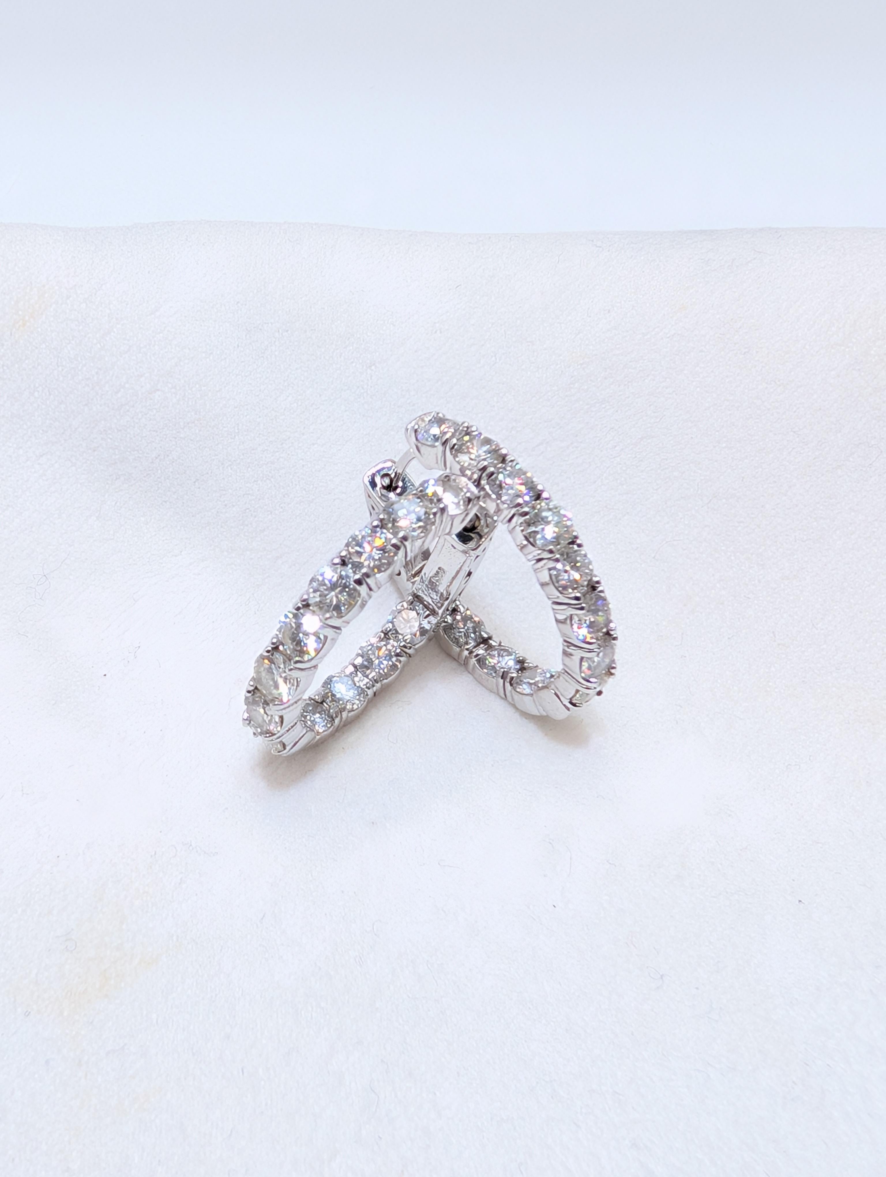 Boucles d'oreilles en or blanc 14K avec diamants - poids total de 3,40 carats

Rehaussez votre look de tous les jours avec ces exquises boucles d'oreilles en or blanc 14k, magnifiquement serties de diamants ronds de taille brillant à l'intérieur et