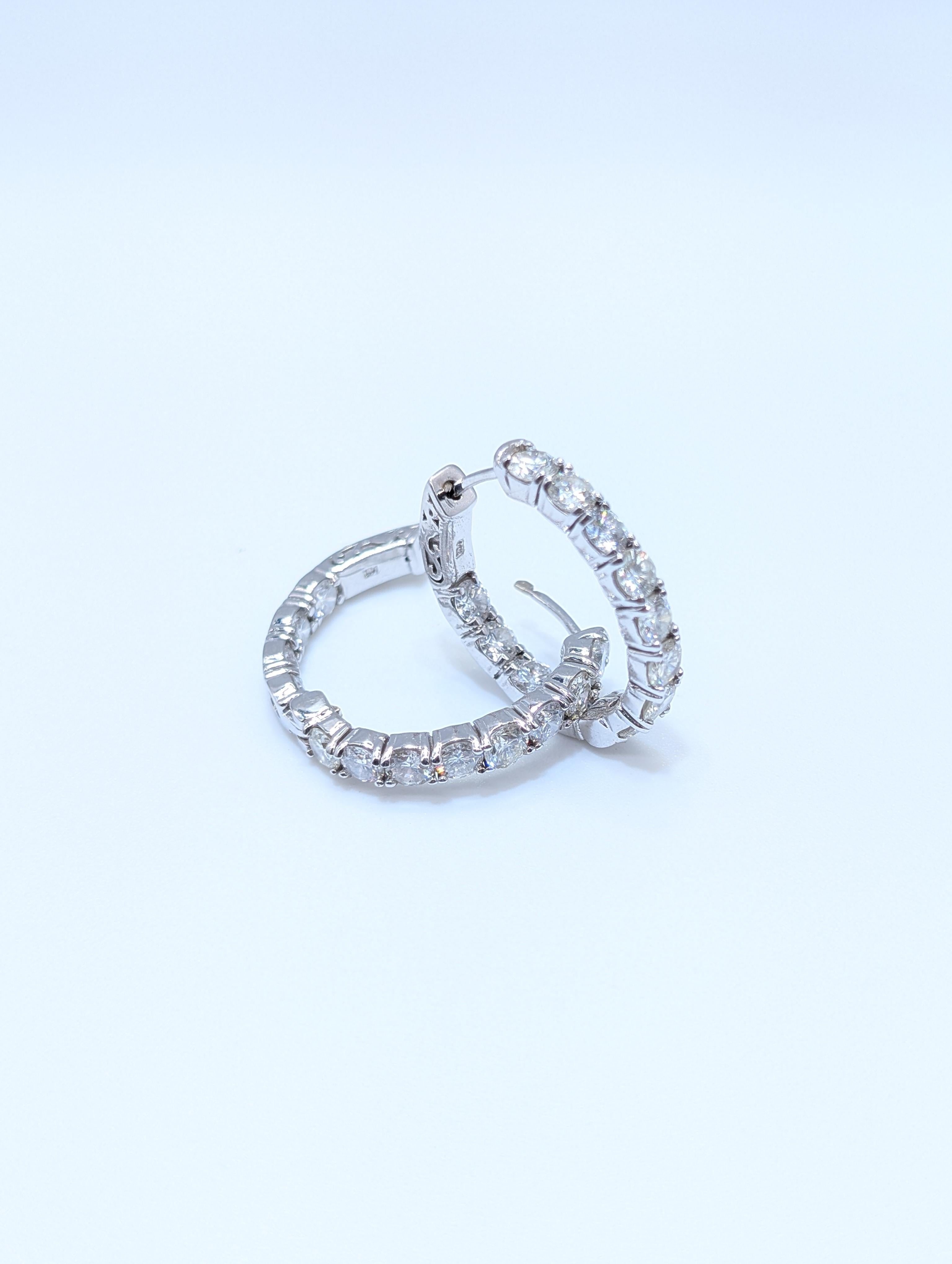 Taille ronde Boucles d'oreilles en or blanc 14K avec diamants ronds et brillants à l'envers en vente