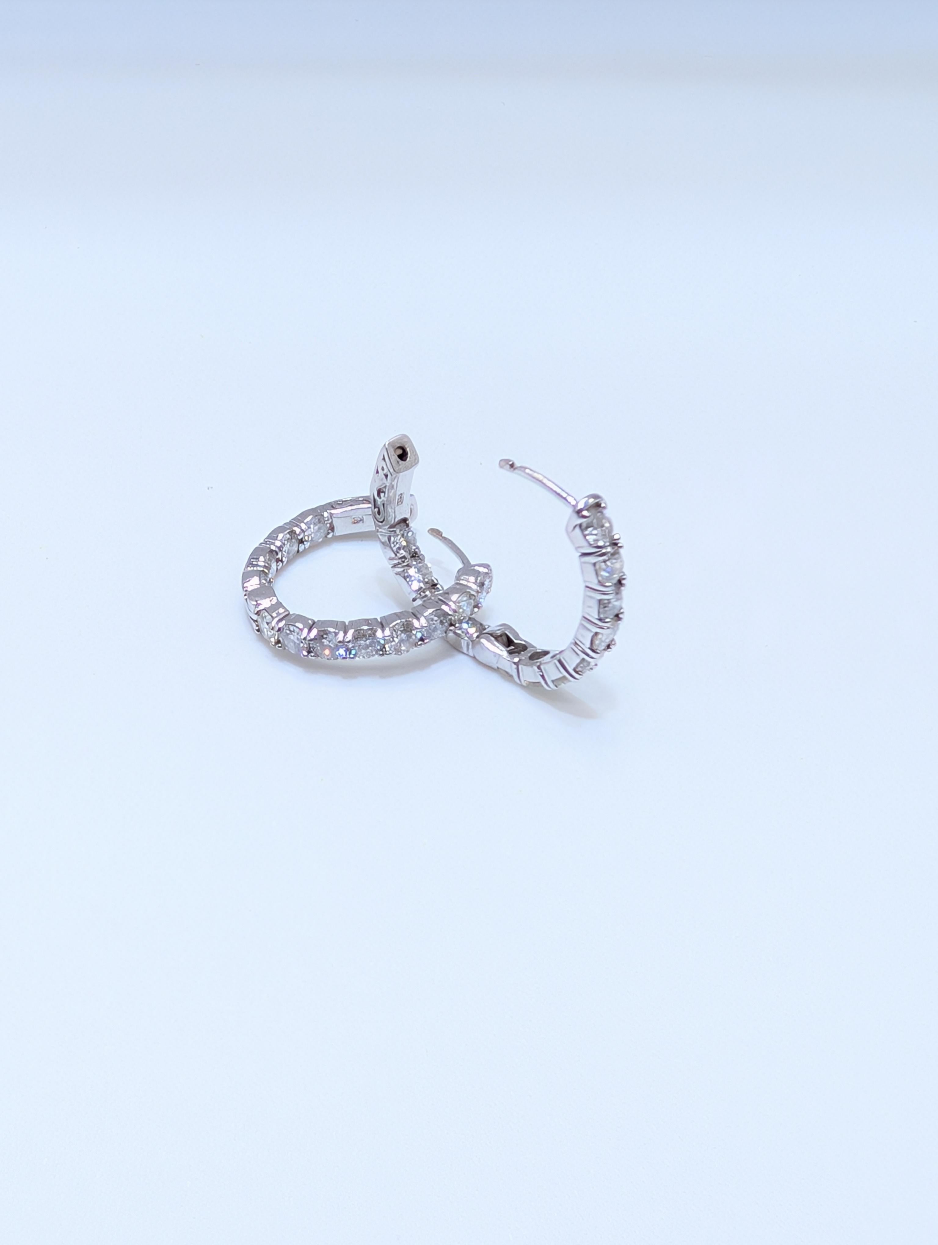 Boucles d'oreilles en or blanc 14K avec diamants ronds et brillants à l'envers Neuf - En vente à New York, US
