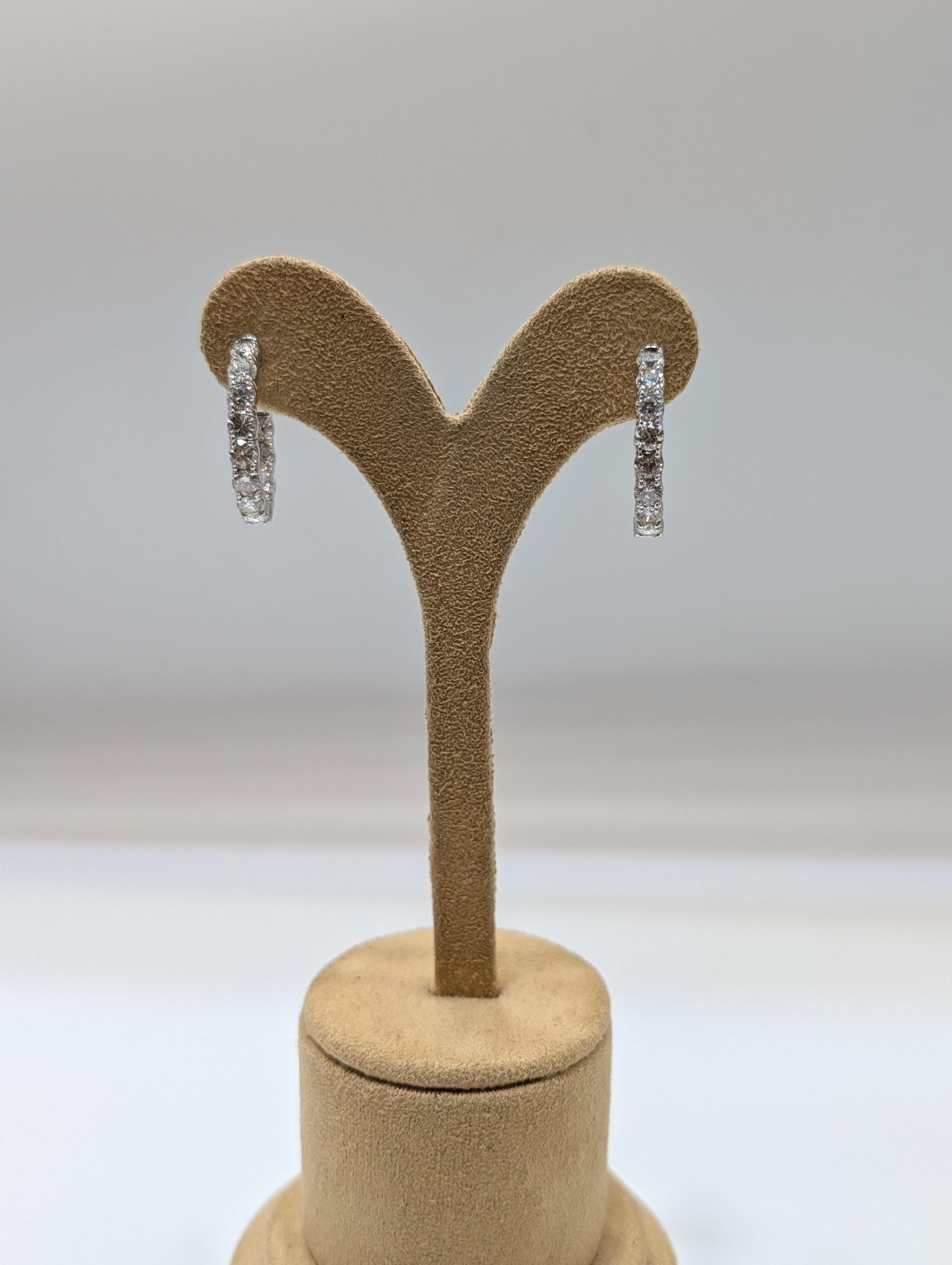 Boucles d'oreilles en or blanc 14K avec diamants ronds et brillants à l'envers Pour femmes en vente