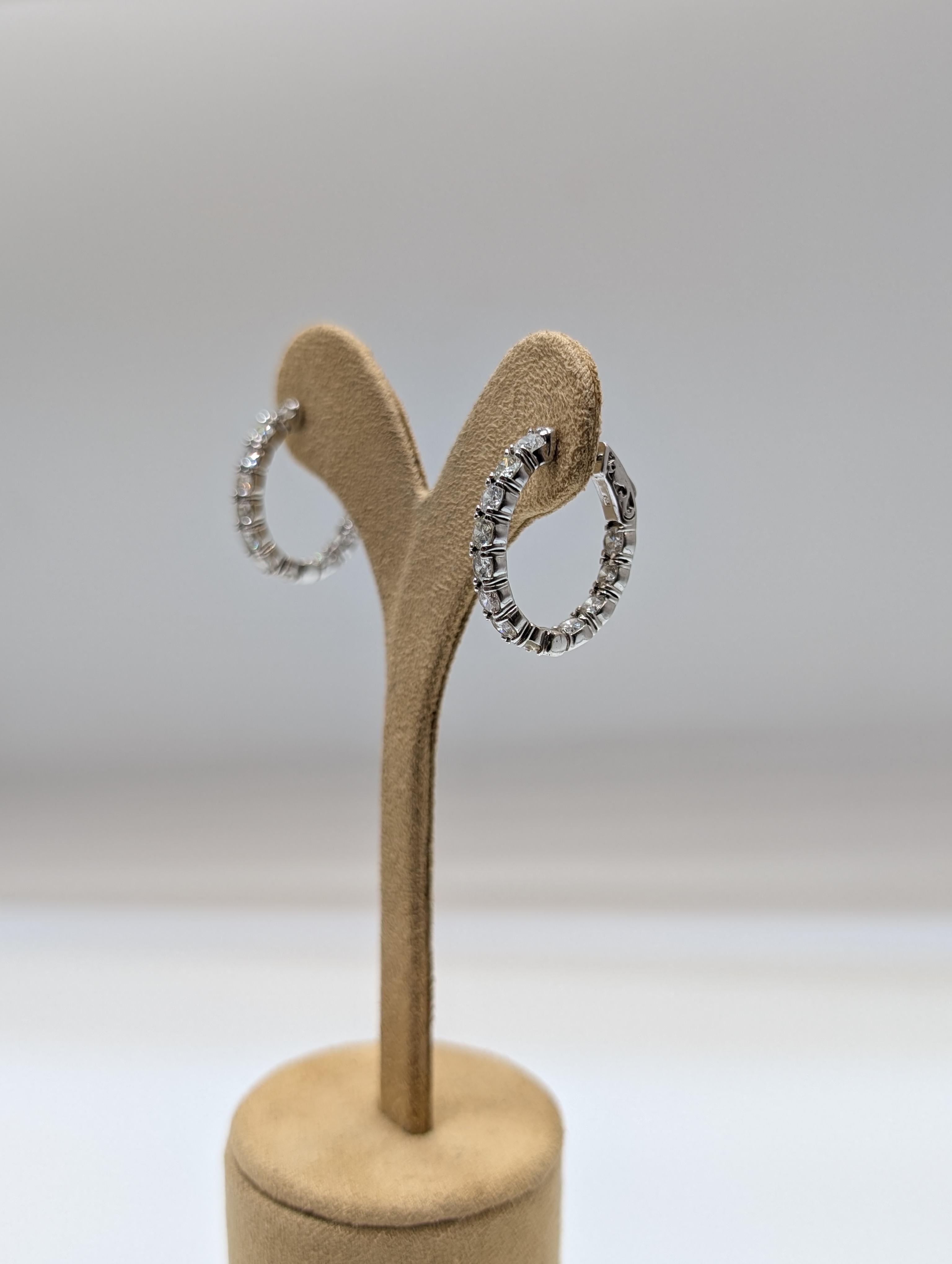 Boucles d'oreilles en or blanc 14K avec diamants ronds et brillants à l'envers en vente 1
