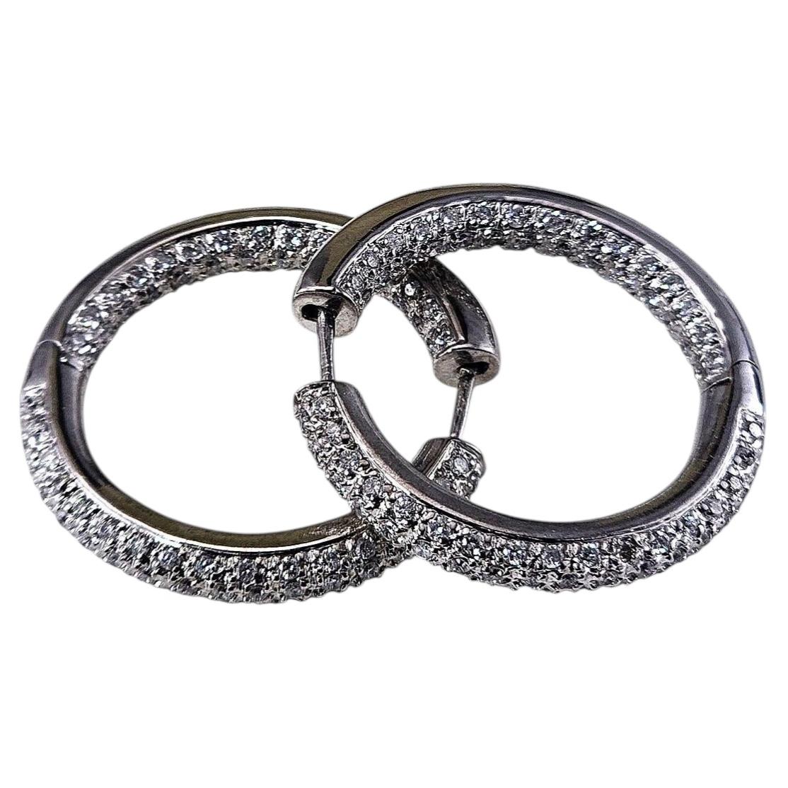 Boucles d'oreilles créoles « Inside-Out » en or blanc 14 carats avec diamants #25489 en vente
