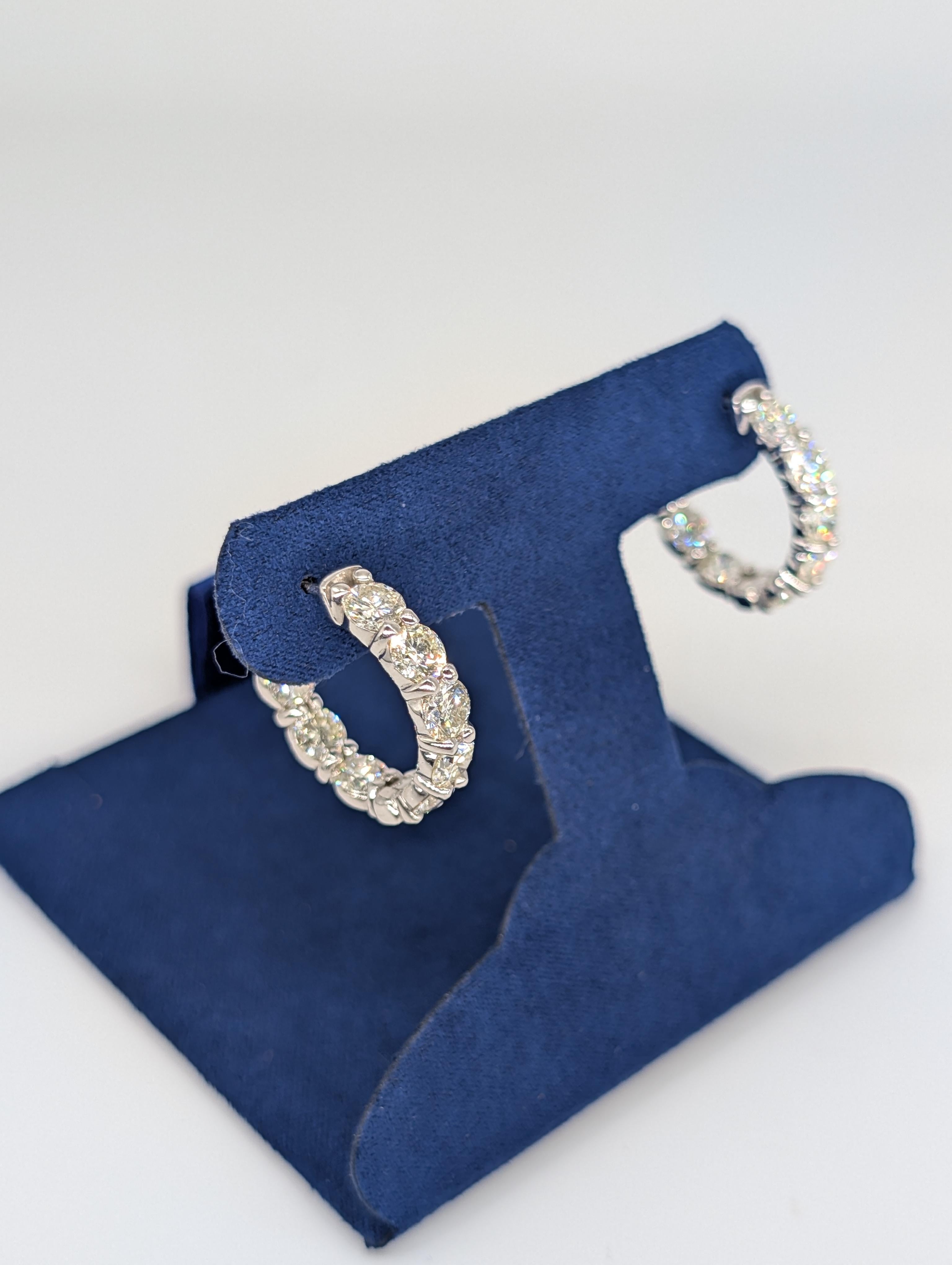 Ces étonnantes boucles d'oreilles en or blanc 14 carats à diamant intérieur-extérieur présentent un total de 6,10 carats de diamants éblouissants, soigneusement sertis pour briller de l'intérieur comme de l'extérieur des arceaux. Les diamants sont