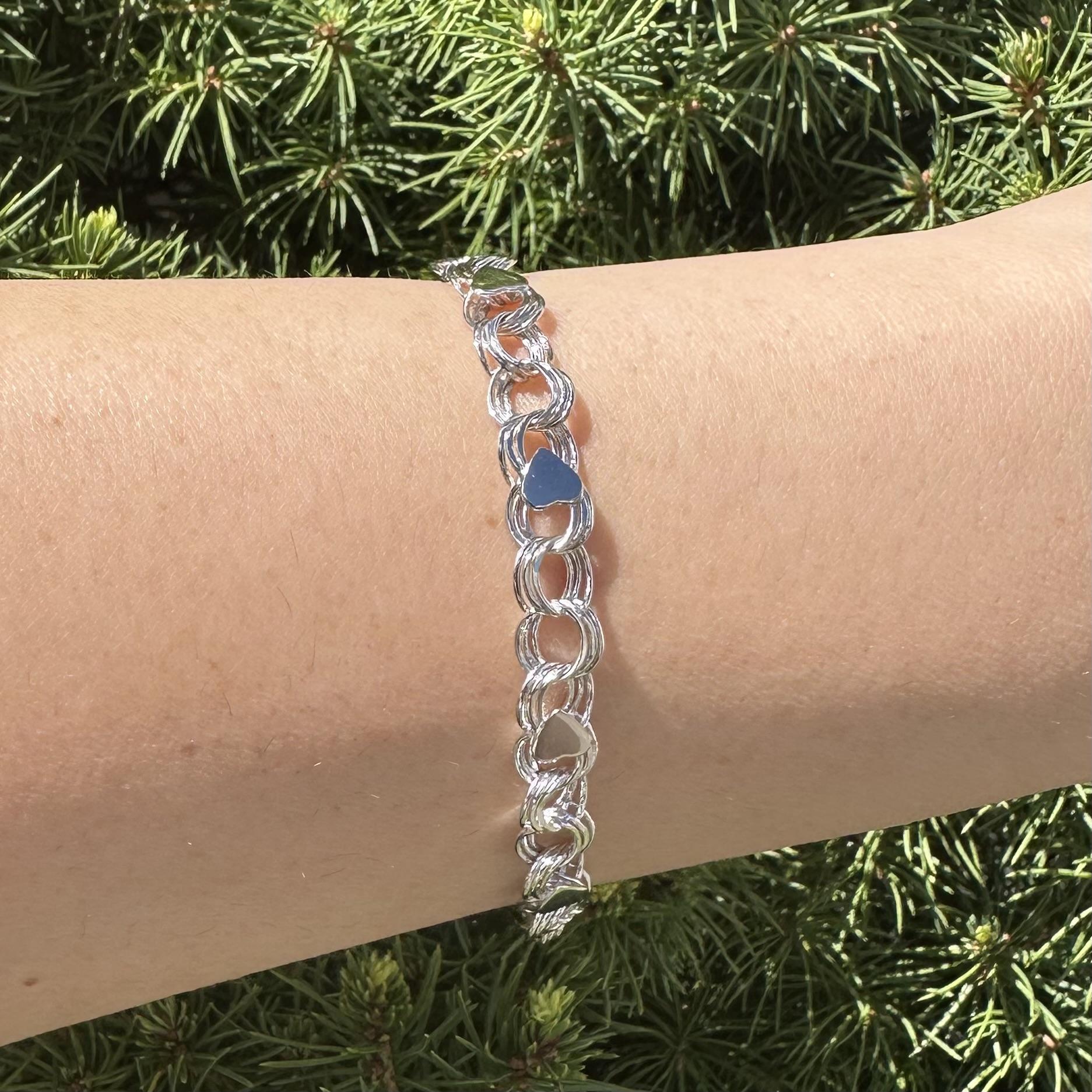 Pulsera de oro blanco de 14 quilates con eslabones circulares entrelazados y colgante estilo corazón en venta 3