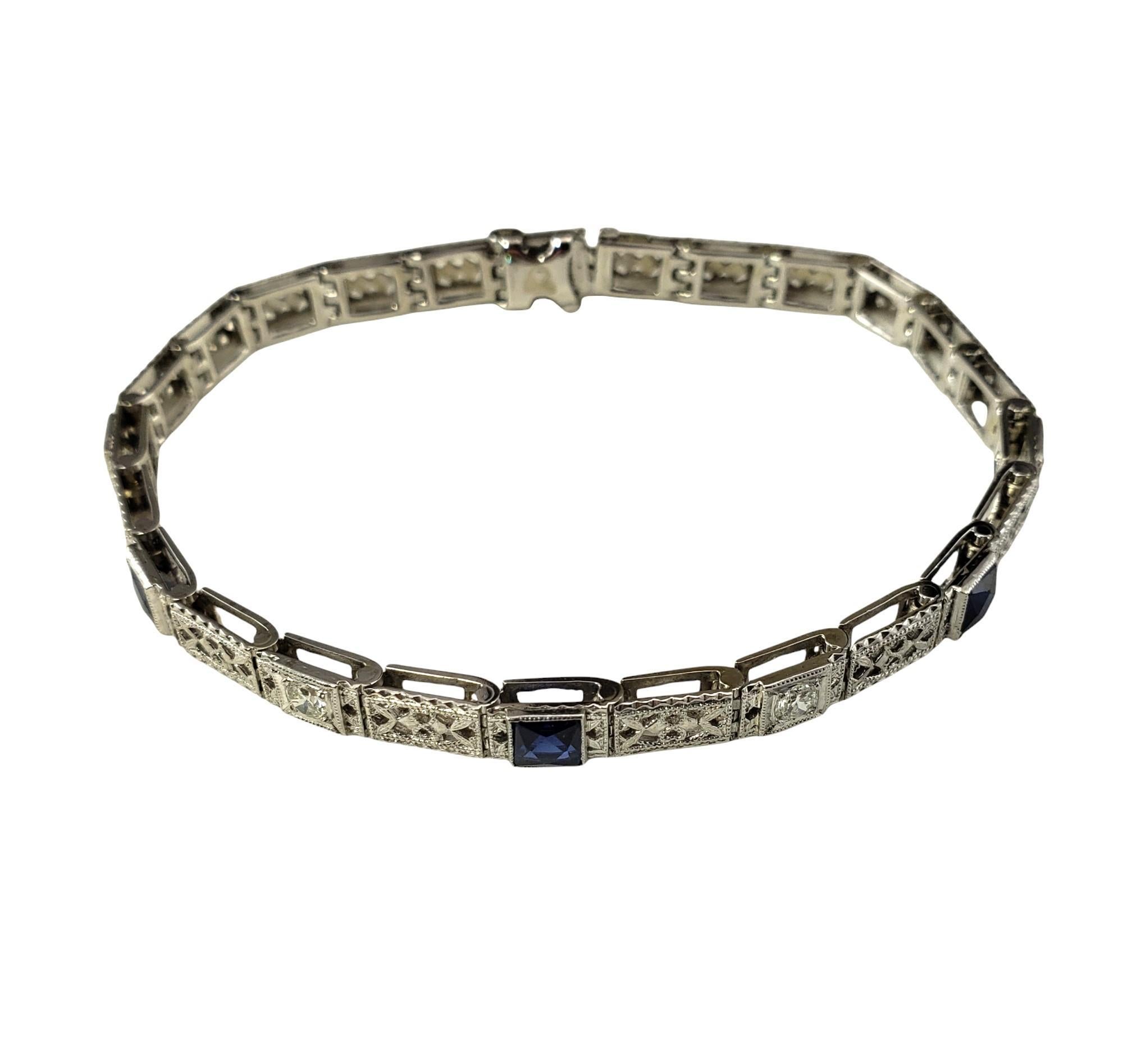 Bracelet Vintage en or blanc 14K avec saphirs et diamants créés en laboratoire-

Ce magnifique bracelet présente trois saphirs carrés créés en laboratoire et quatre diamants ronds de taille brillant, sertis dans un filigrane d'or blanc 14K