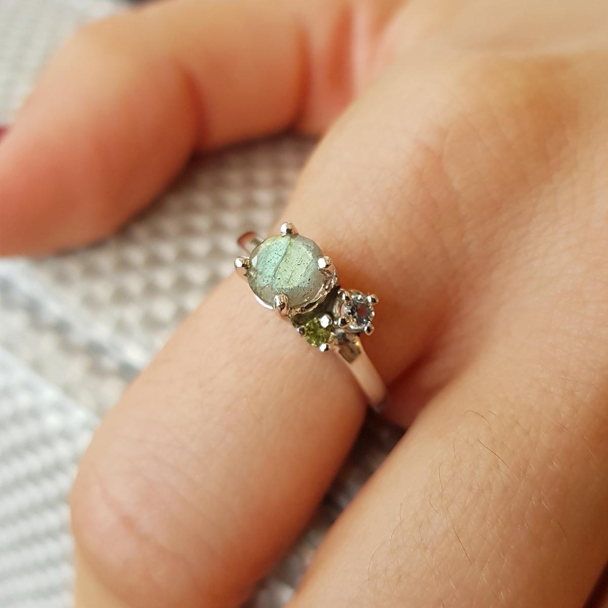 14 Karat White Gold Labradorite, Sky Blue Topaz and Peridot Ring In New Condition For Sale In San Pedro Garza Garcia, Nuevo Leon