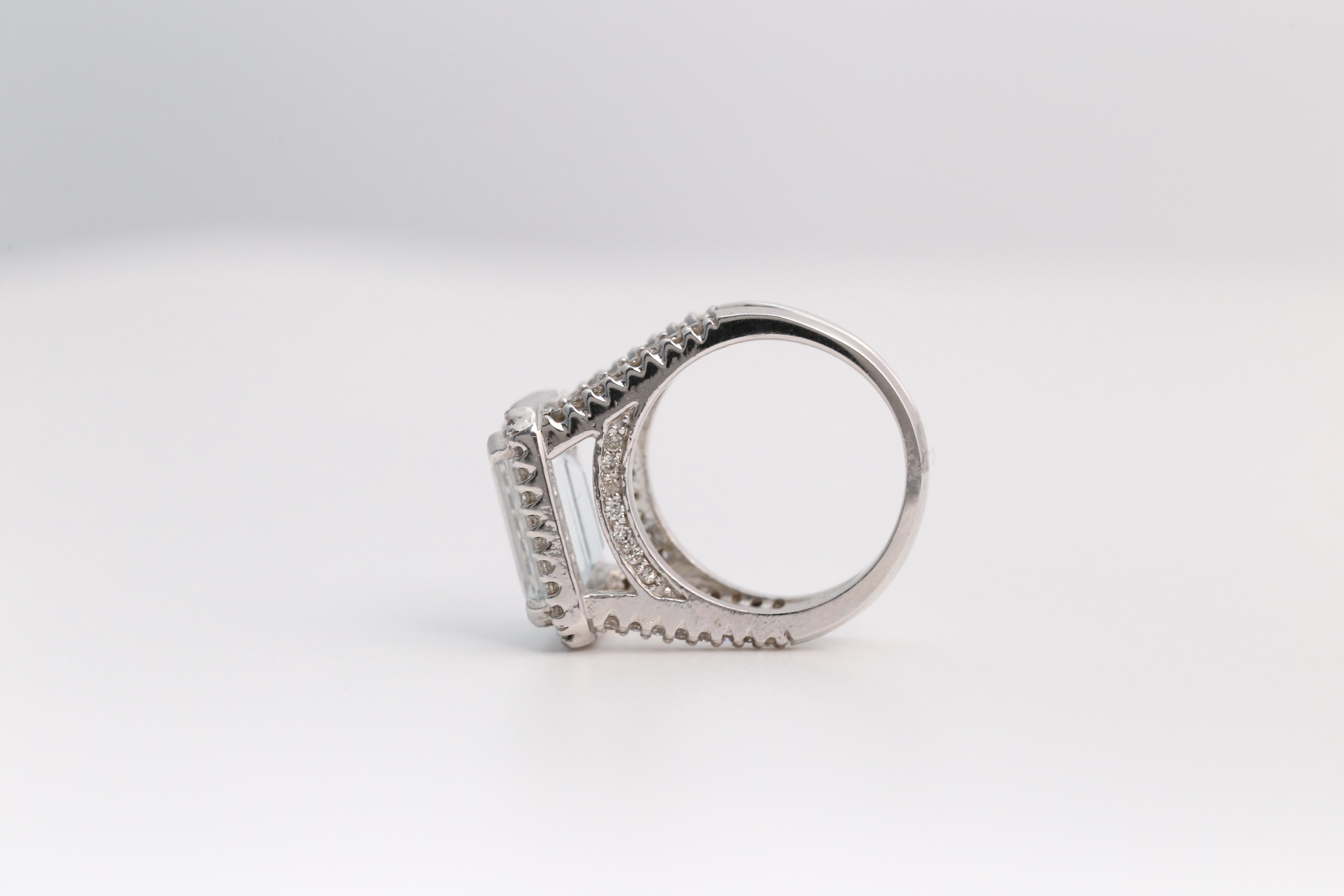 14k White Gold Ladies Aquamarine & Diamond Ring, Size 6.5 - 9.3g In Good Condition For Sale In Providence, RI