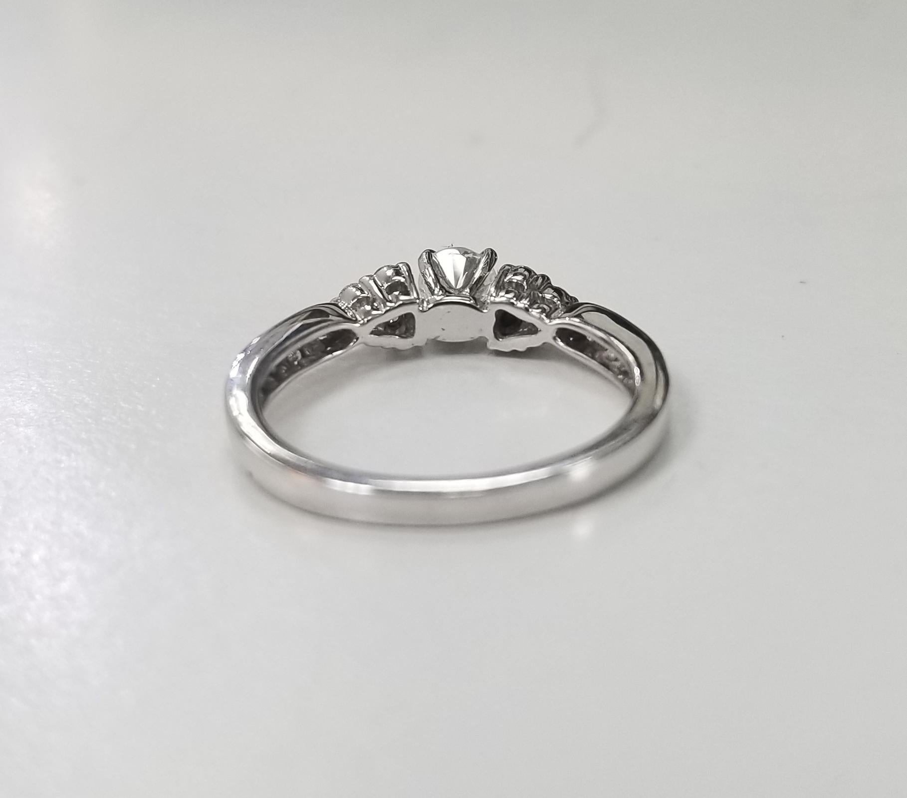 Round Cut 14 Karat White Gold Ladies Diamond Engagement Ring For Sale