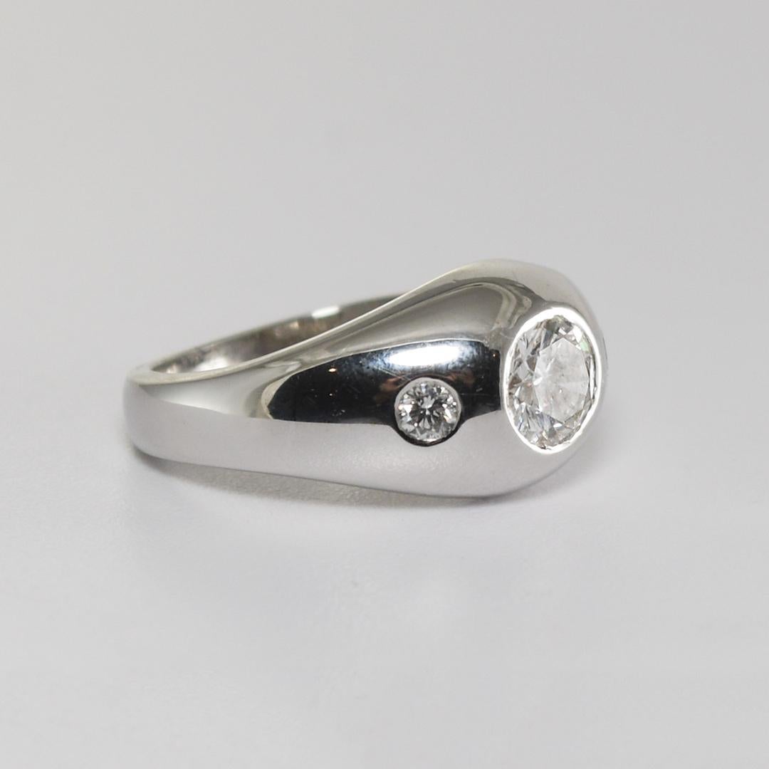 Anello con diamante da donna in oro bianco 14k
Test 14k e peso di 6,6 grammi.
Il diamante centrale è un taglio brillante rotondo, di circa 0,70 carati, di colore h, i, j e di purezza i1.
Ai lati ci sono due diamanti rotondi taglio brillante,.12