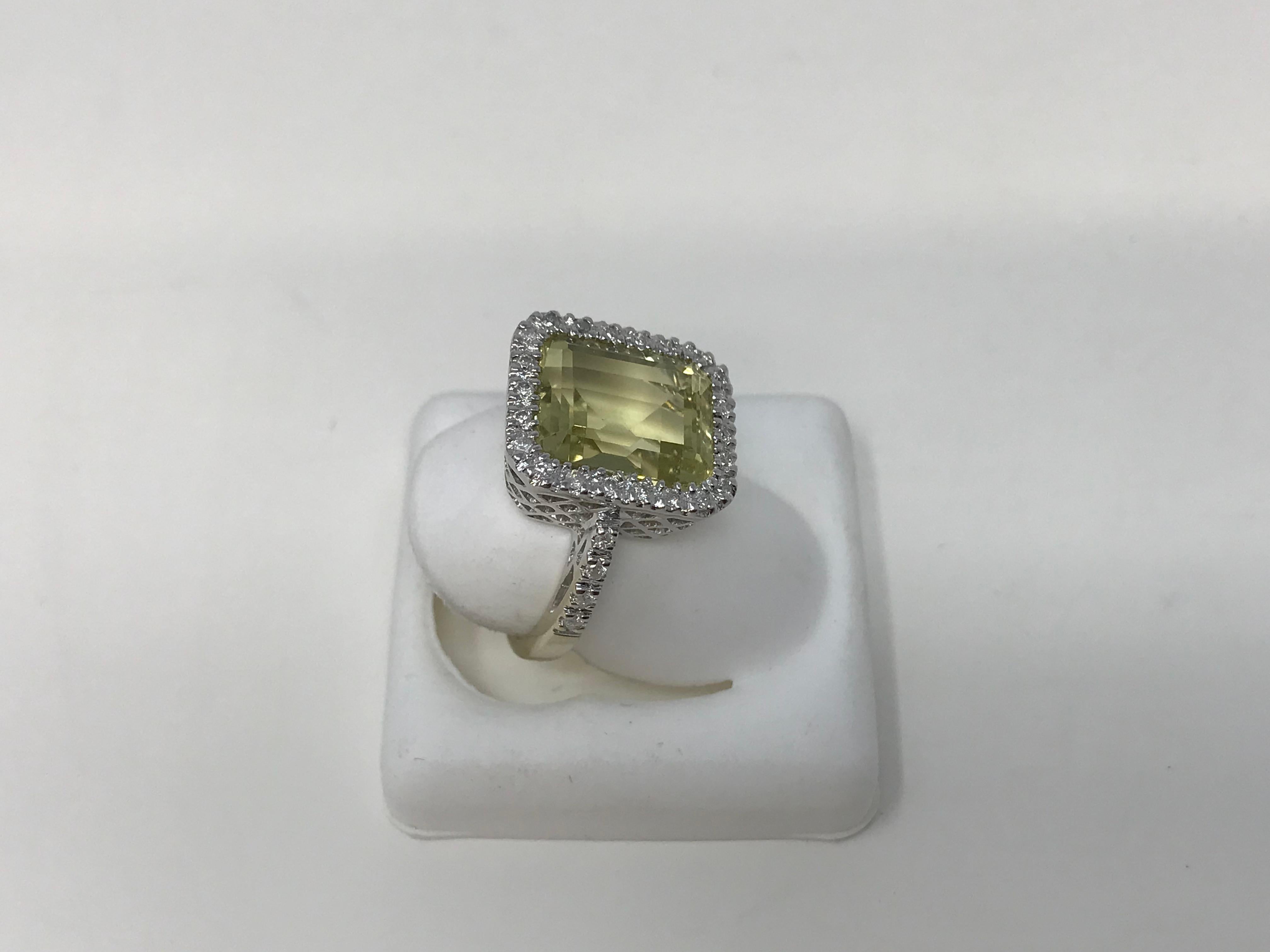 14k White Gold Ladies Ring w/ Quartz and Diamonds In Good Condition For Sale In Montreal, QC