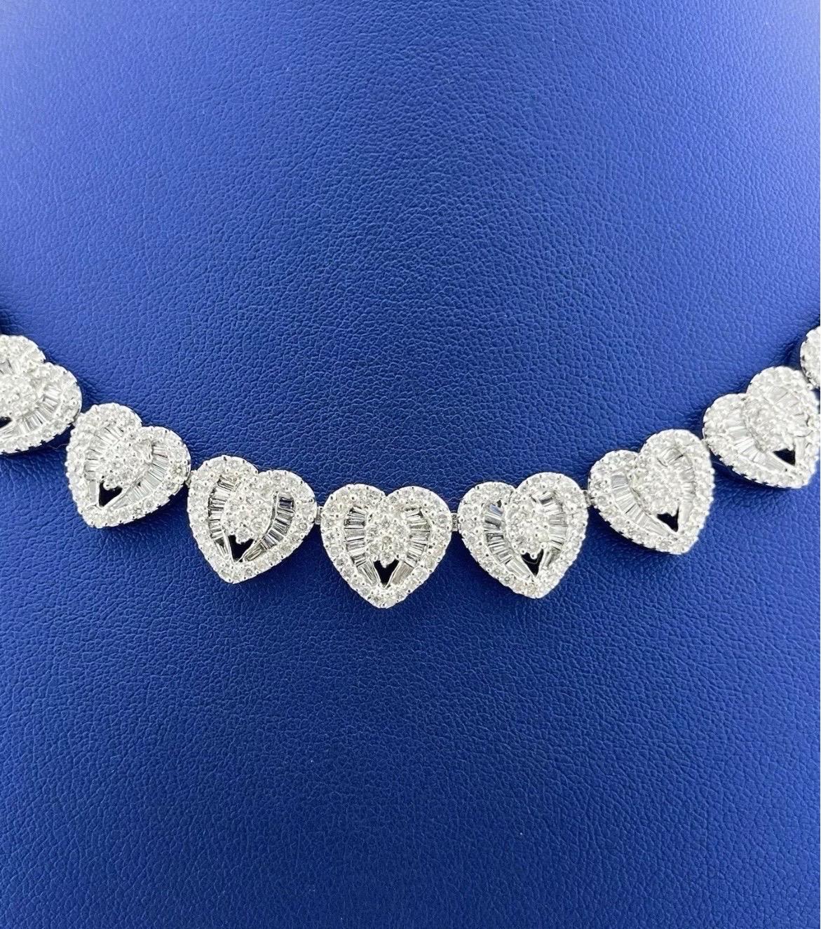 Faites tourner les têtes avec ce collier époustouflant en or blanc 14 carats à cœur de diamant, doté d'un design audacieux et élégant incrusté d'un impressionnant 26,90 carats de diamants baguettes et ronds de taille brillante. Conçue pour les