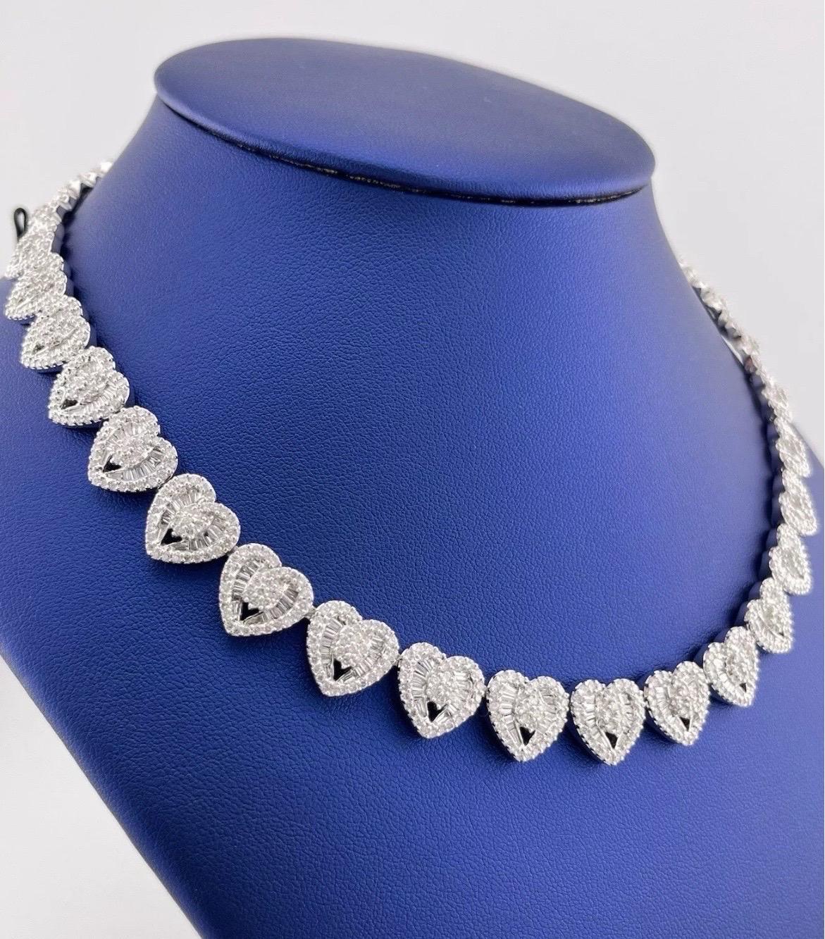 Taille baguette Collier à maillons en or blanc 14 carats avec diamants taille cœur baguette pour femme de 26,90 carats en vente