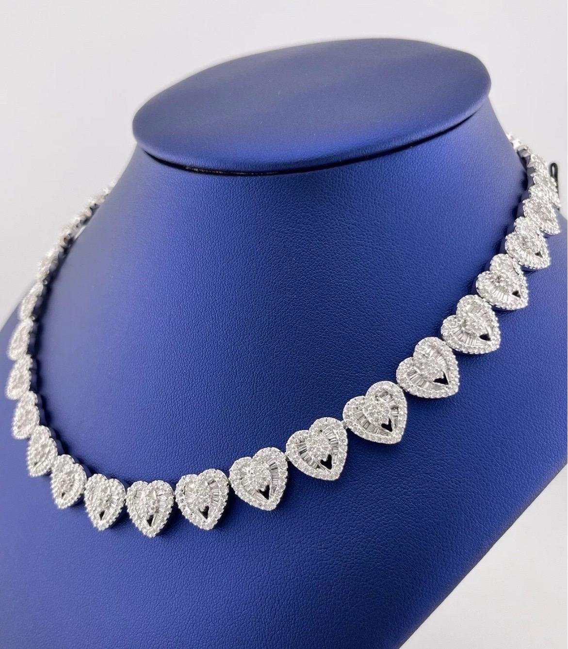 Collier à maillons en or blanc 14 carats avec diamants taille cœur baguette pour femme de 26,90 carats Bon état - En vente à Boca Raton, FL