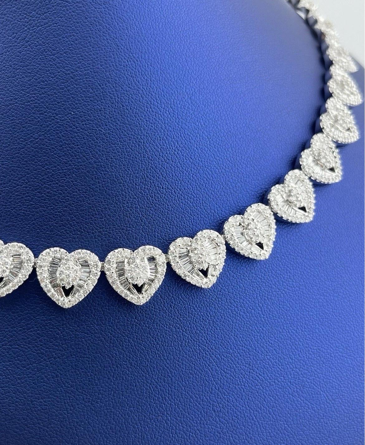 Collier à maillons en or blanc 14 carats avec diamants taille cœur baguette pour femme de 26,90 carats Pour femmes en vente