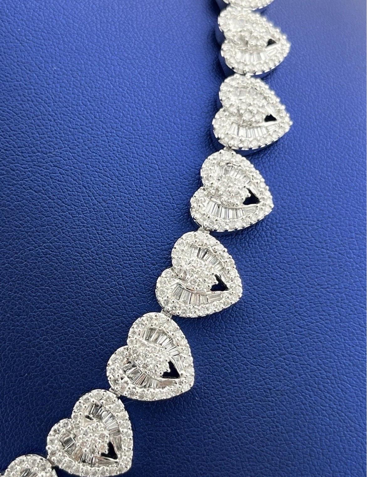Collier à maillons en or blanc 14 carats avec diamants taille cœur baguette pour femme de 26,90 carats en vente 1