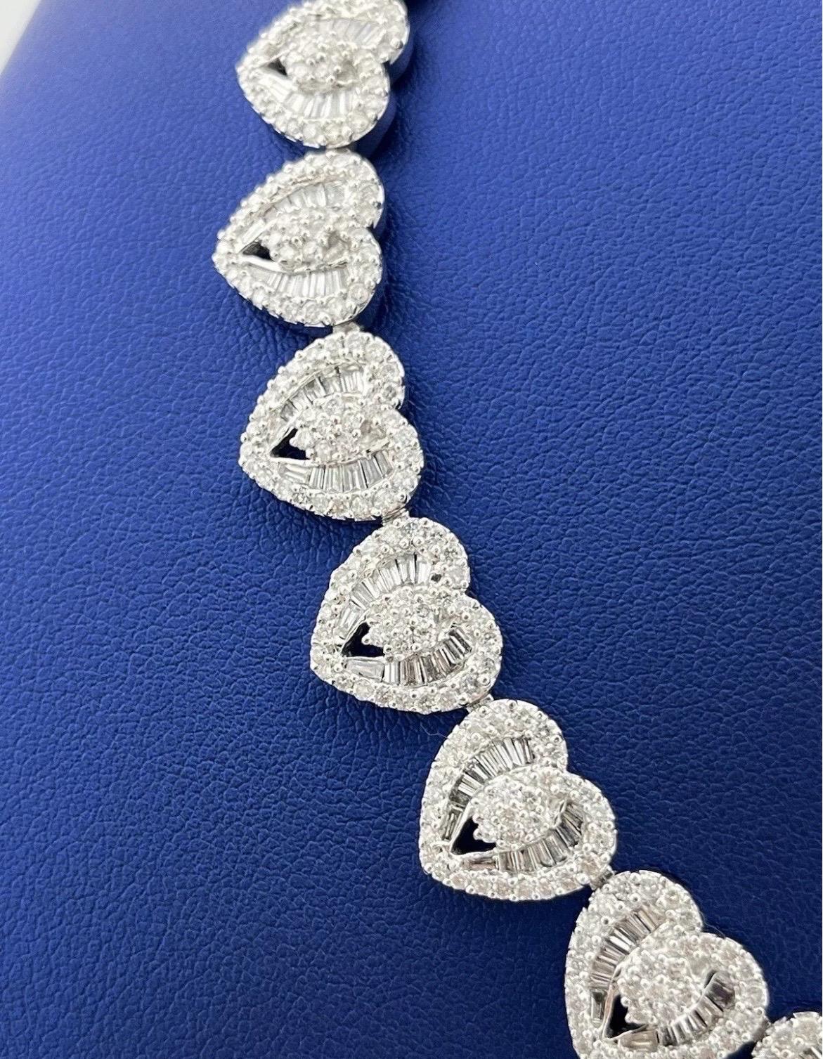 Collier à maillons en or blanc 14 carats avec diamants taille cœur baguette pour femme de 26,90 carats en vente 2