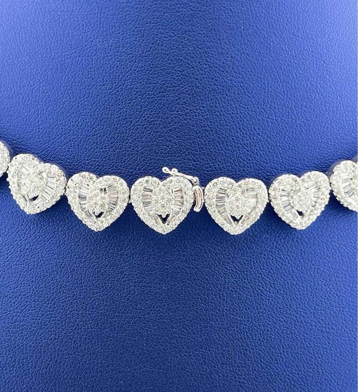 Collier à maillons en or blanc 14 carats avec diamants taille cœur baguette pour femme de 26,90 carats en vente 3