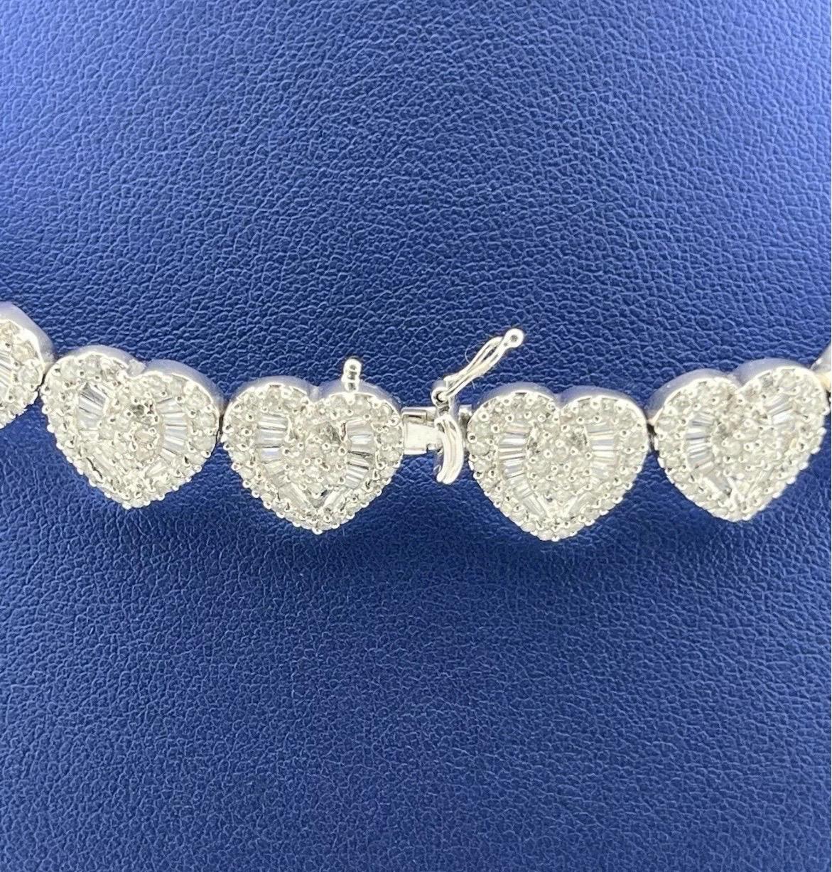 Collier à maillons en or blanc 14 carats avec diamants taille cœur baguette pour femme de 26,90 carats en vente 4