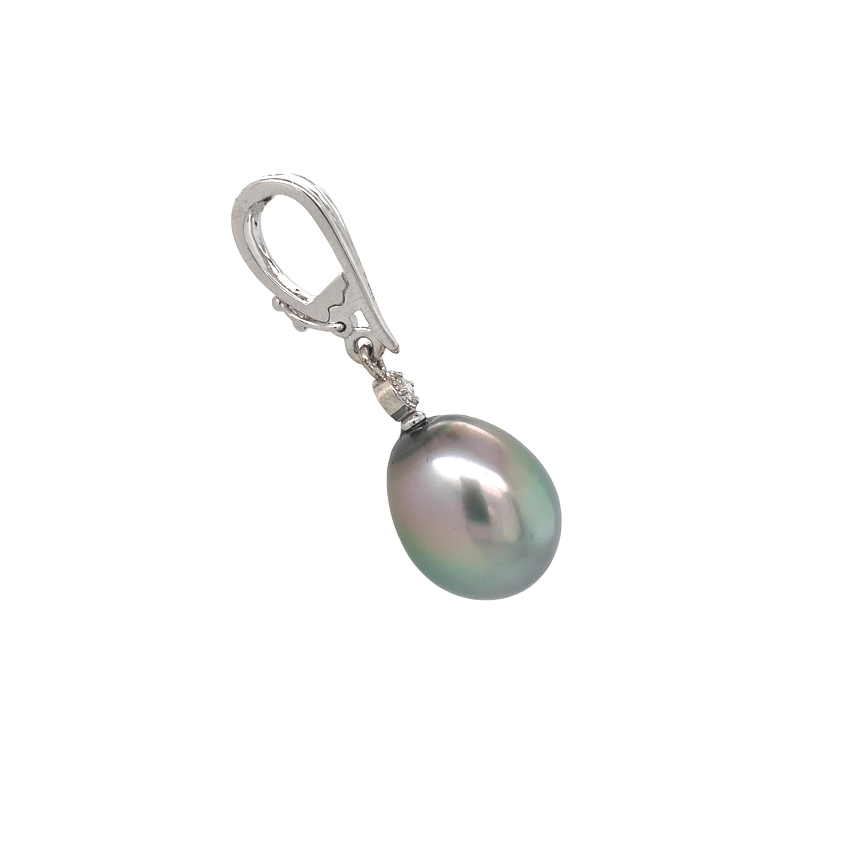 Pendentif en or blanc 14 carats orné d'une grande perle de culture noire de Tahiti de 14,2 mm. La perle est d'une grande qualité, avec des nuances de paon et d'aubergine. Il a la forme d'une goutte d'eau et est très propre, sans aucun défaut. Il y a