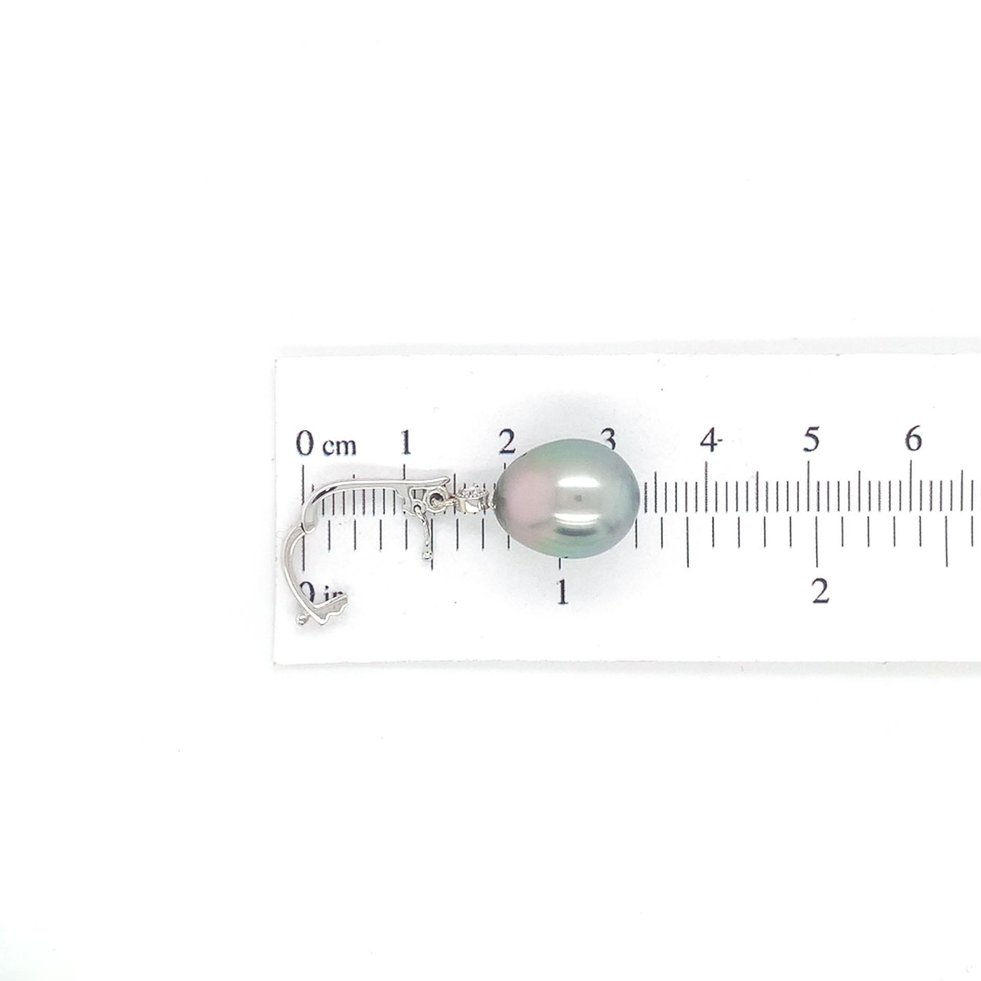 Taille ronde Pendentif en or blanc 14 carats avec perles de Tahiti noires de 14,2 mm, couleur paon en vente