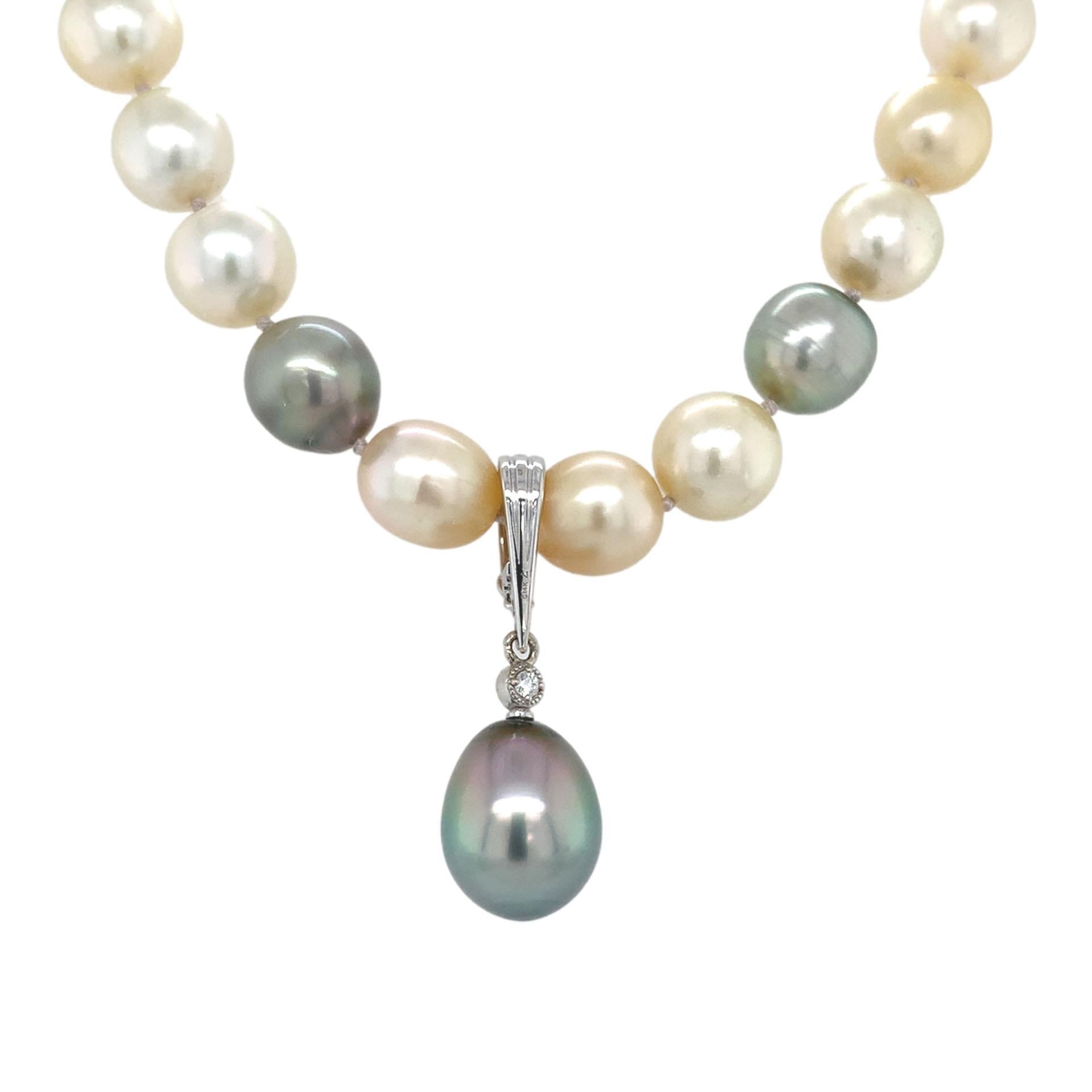 Pendentif en or blanc 14 carats avec perles de Tahiti noires de 14,2 mm, couleur paon Bon état - En vente à Big Bend, WI