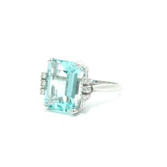 Bague de cocktail en or blanc 14k avec aigue-marine taille émeraude et diamants sur les côtés