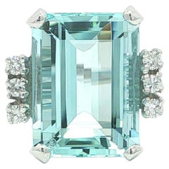 Bague de cocktail en or blanc 14k avec aigue-marine taille émeraude et diamants sur les côtés