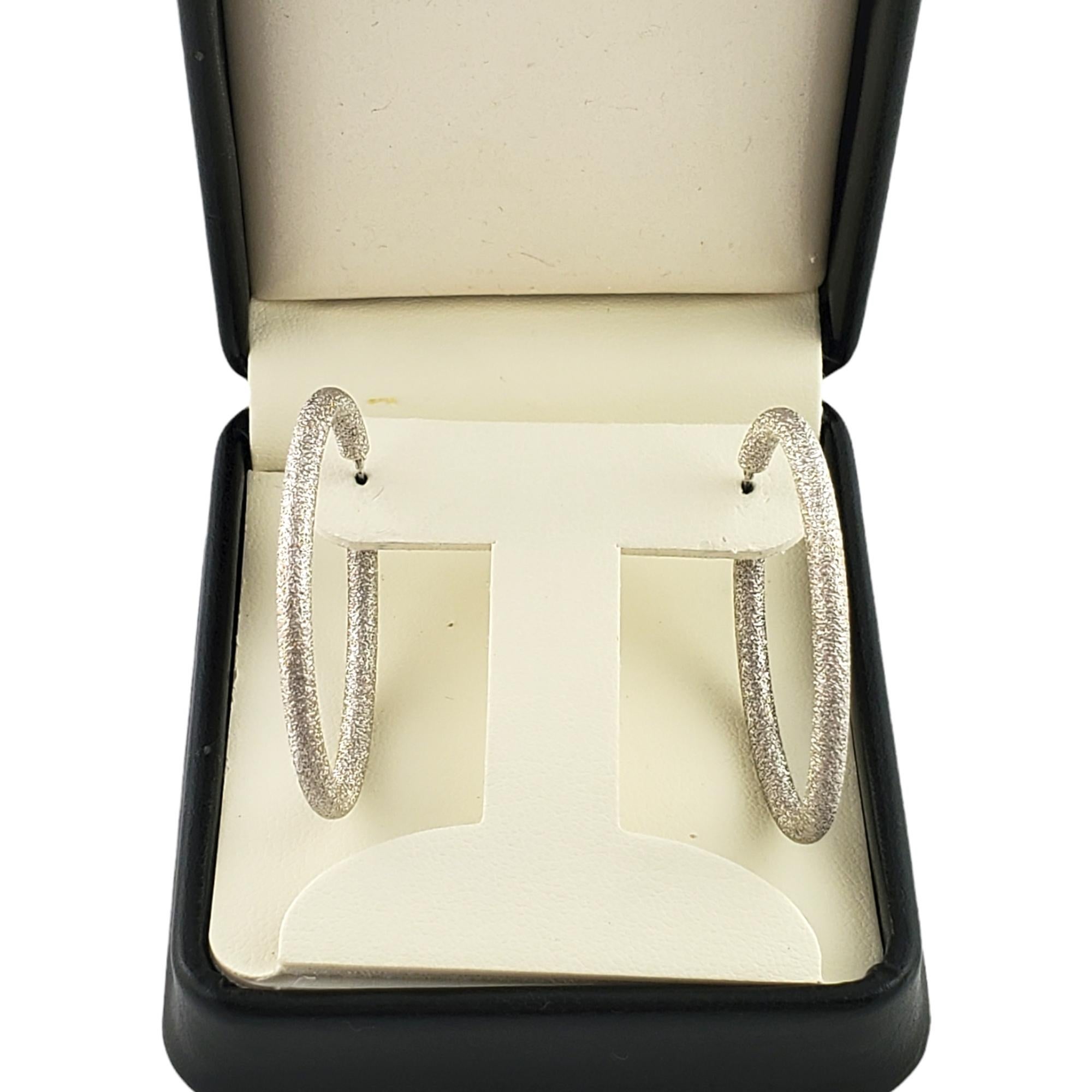 Boucles d'oreilles en or blanc 14K avec grands anneaux scintillants en vente 1
