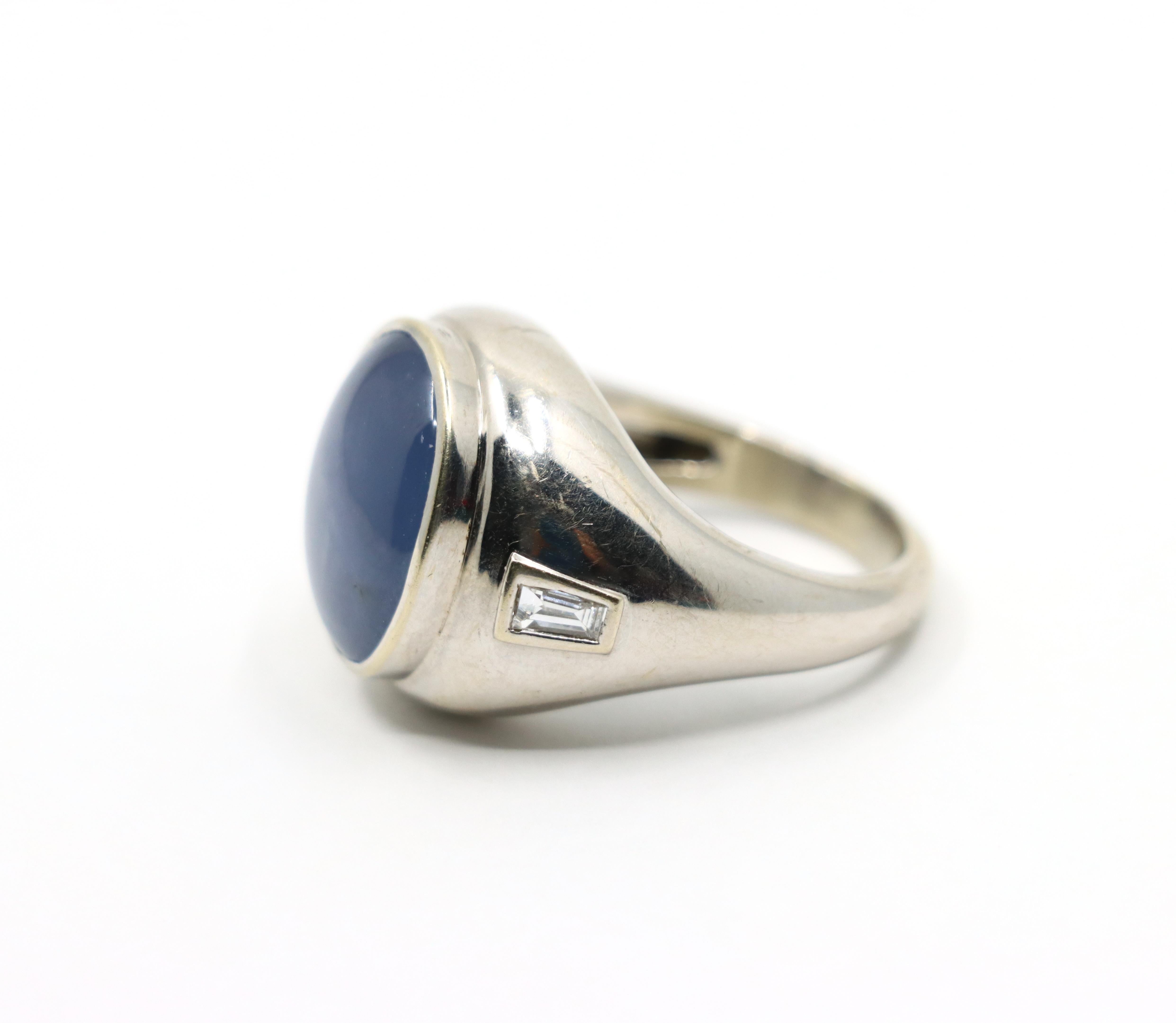 Donna Anello con zaffiro grande e diamante in oro bianco 14K in vendita