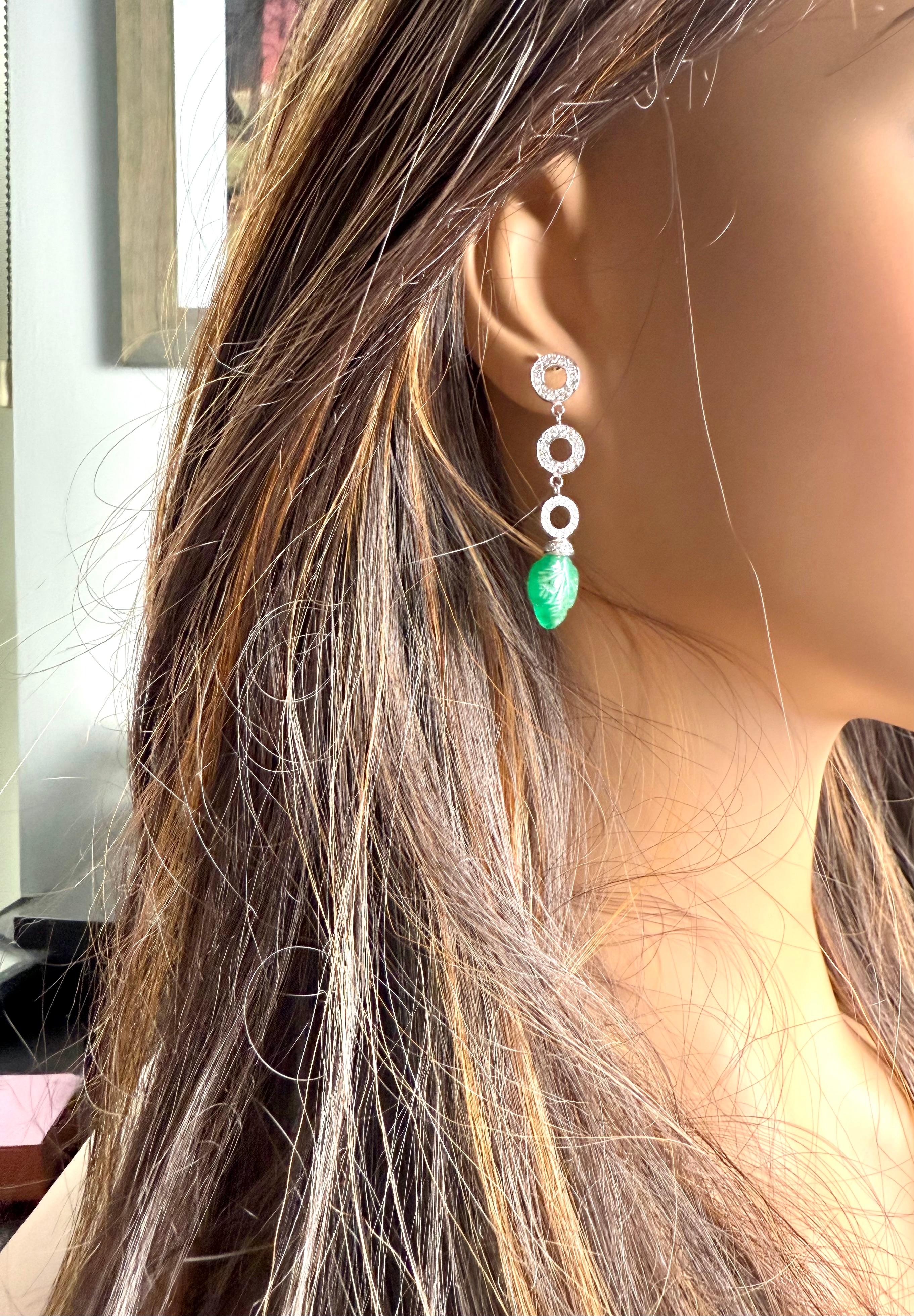 Moderne Boucles d'oreilles pendantes en or blanc 14 carats avec émeraude de Colombie sculptée et diamants en vente