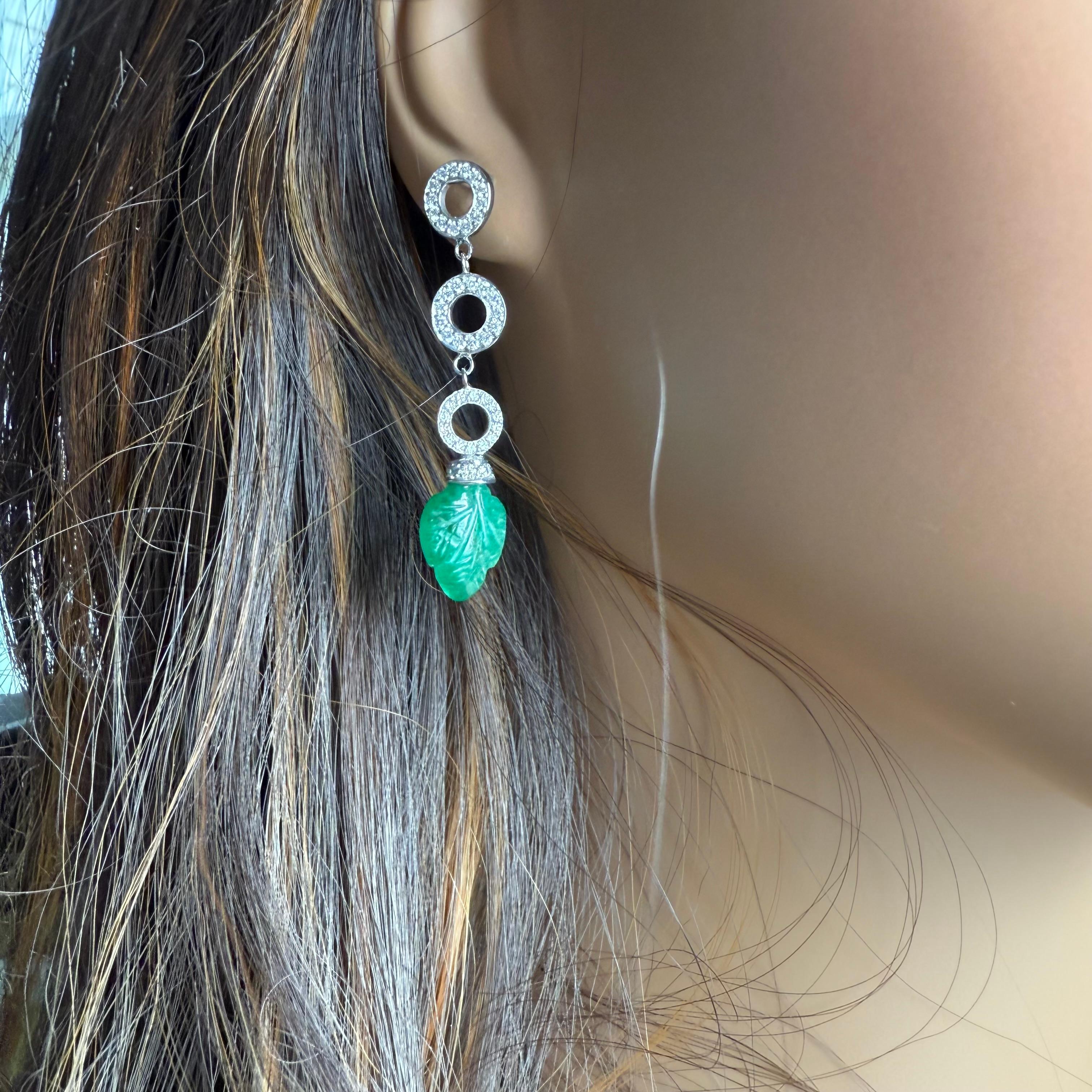 Taille mixte Boucles d'oreilles pendantes en or blanc 14 carats avec émeraude de Colombie sculptée et diamants en vente