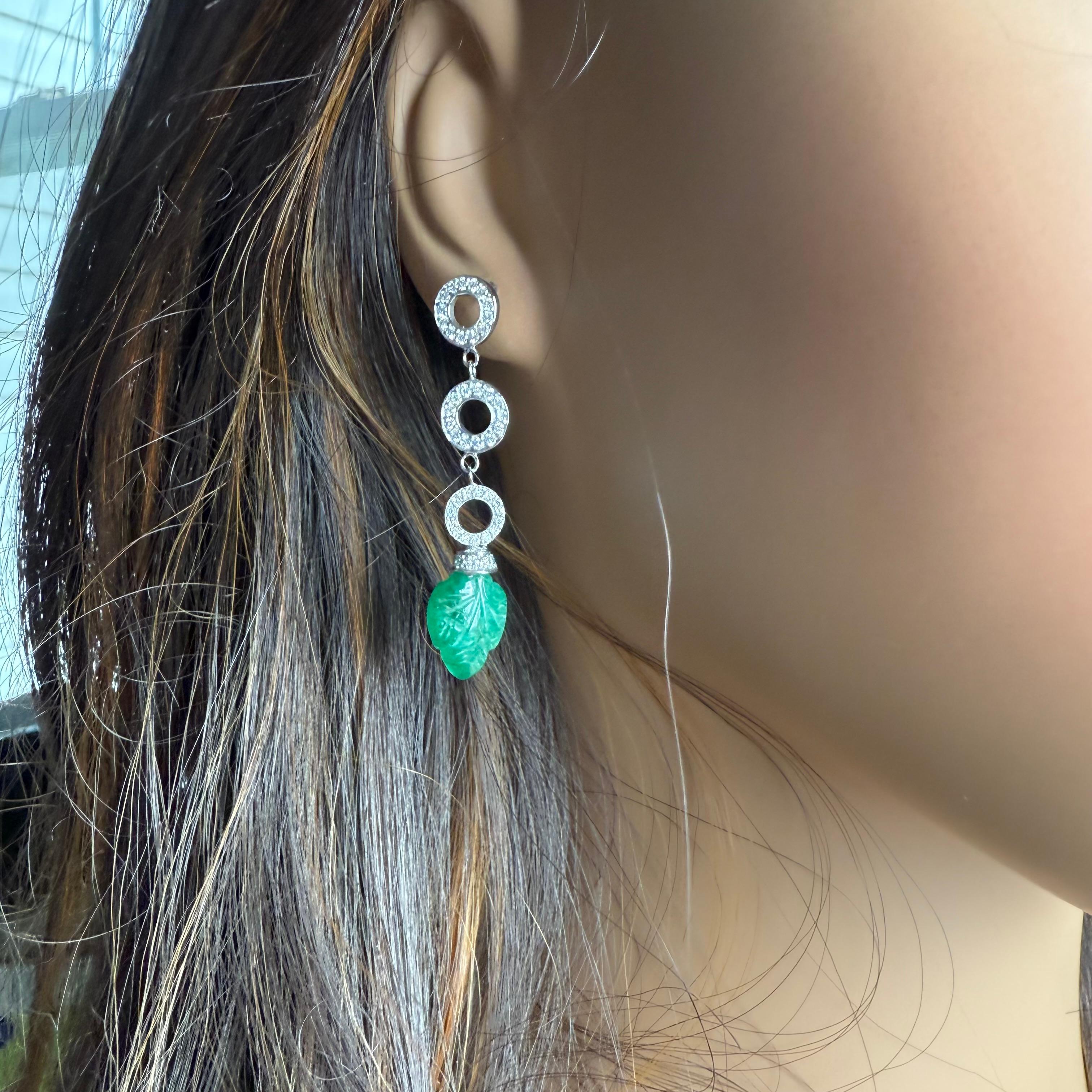 Boucles d'oreilles pendantes en or blanc 14 carats avec émeraude de Colombie sculptée et diamants Neuf - En vente à New York, NY
