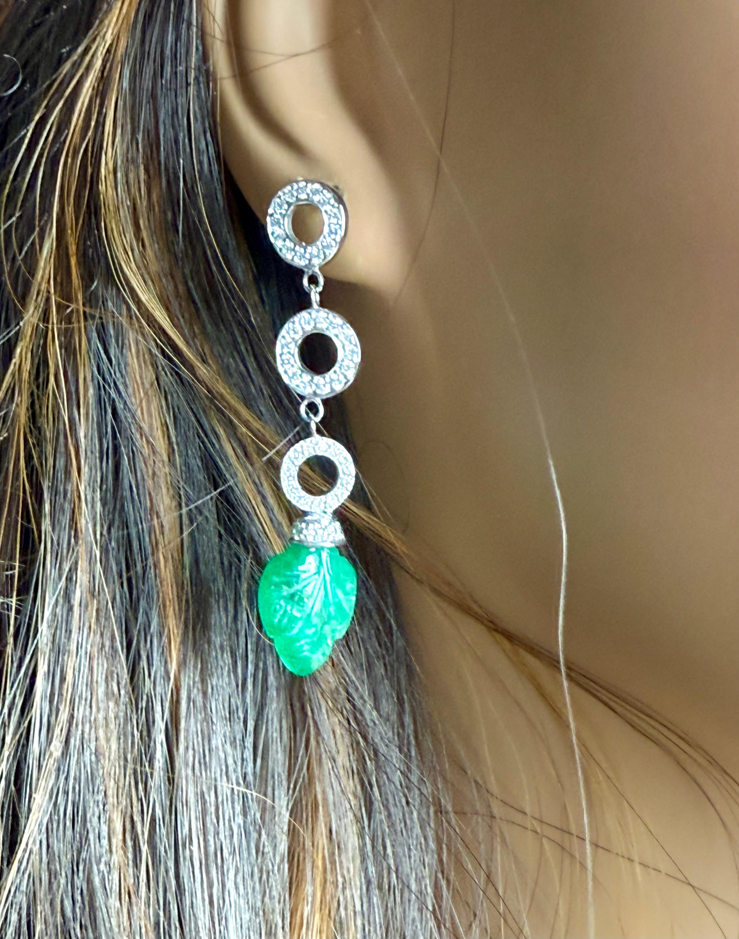 Boucles d'oreilles pendantes en or blanc 14 carats avec émeraude de Colombie sculptée et diamants Pour femmes en vente