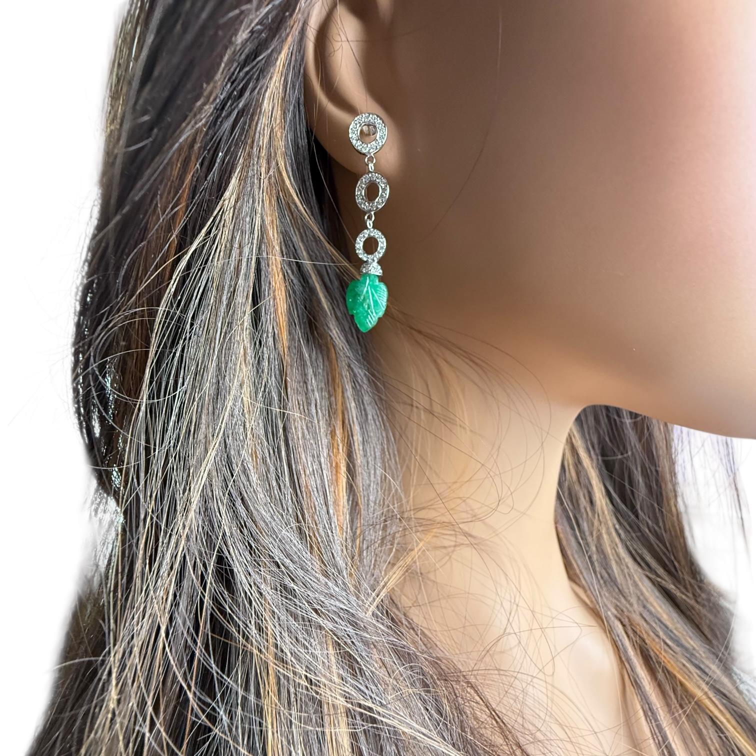 Boucles d'oreilles pendantes en or blanc 14 carats avec émeraude de Colombie sculptée et diamants en vente 2