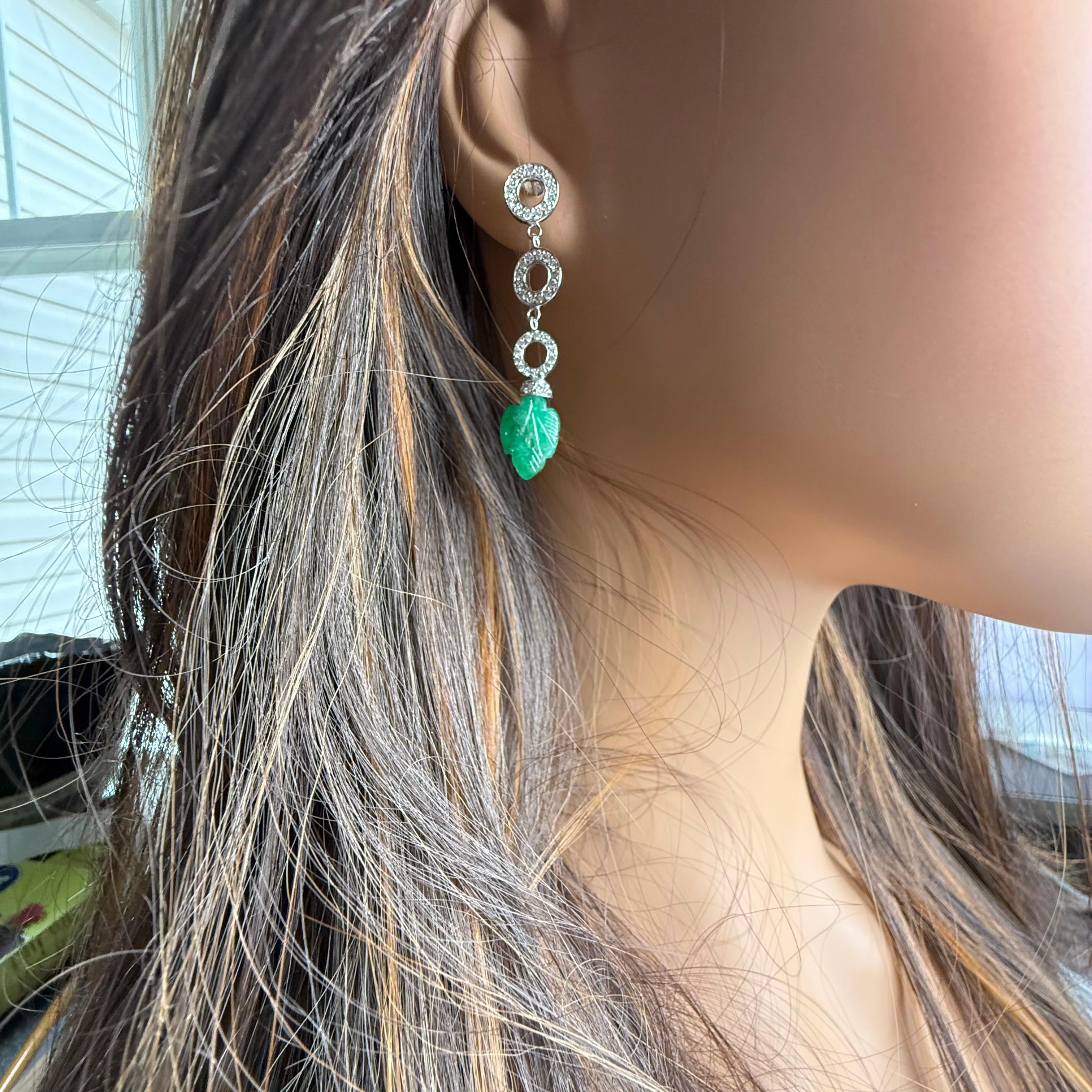 Boucles d'oreilles pendantes en or blanc 14 carats avec émeraude de Colombie sculptée et diamants en vente 3