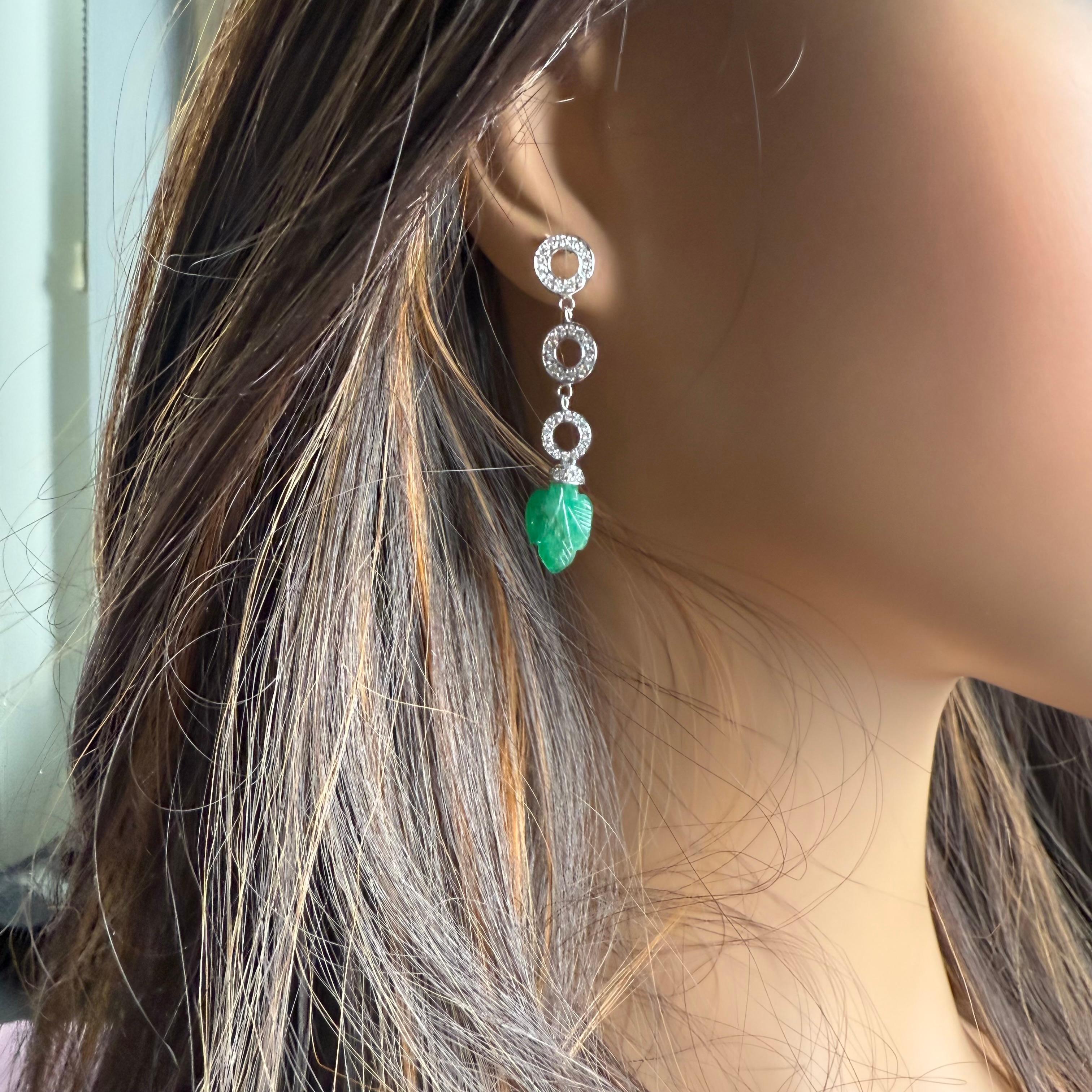 Boucles d'oreilles pendantes en or blanc 14 carats avec émeraude de Colombie sculptée et diamants en vente 4