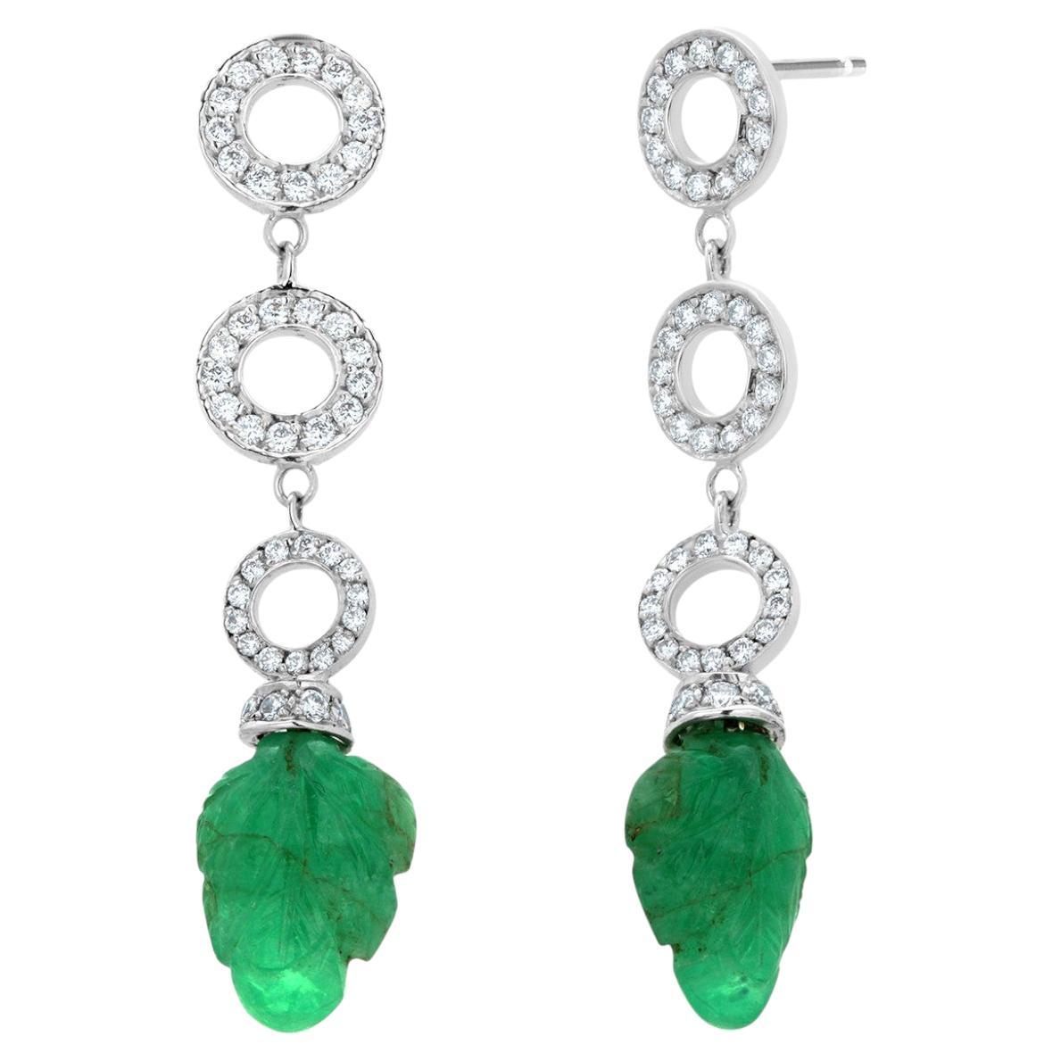 Boucles d
oreilles pendantes en or blanc 14 carats avec émeraude de Colombie sculptée et diamants