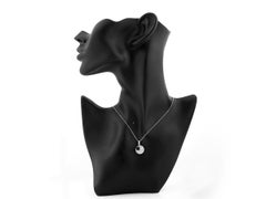 Collier pendentif « The Eclipse » en or blanc 14 carats, avec topaze bleue de Londres et diamants