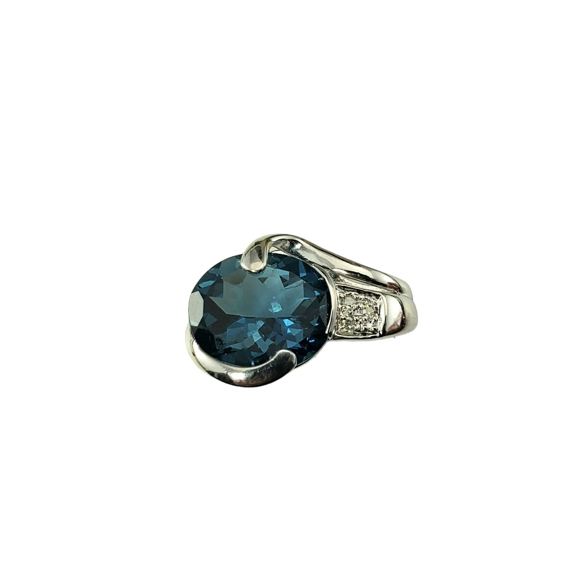 14K White Gold London Blue Topaz and Diamond Pendant JAGi Certified

This elegant pendant features one oval cut blue topaz (11.9 mm x 10.7 mm) and three round single cut diamonds set in classic 14K white gold.

Topaz weight: 5.52 ct.

Total diamond