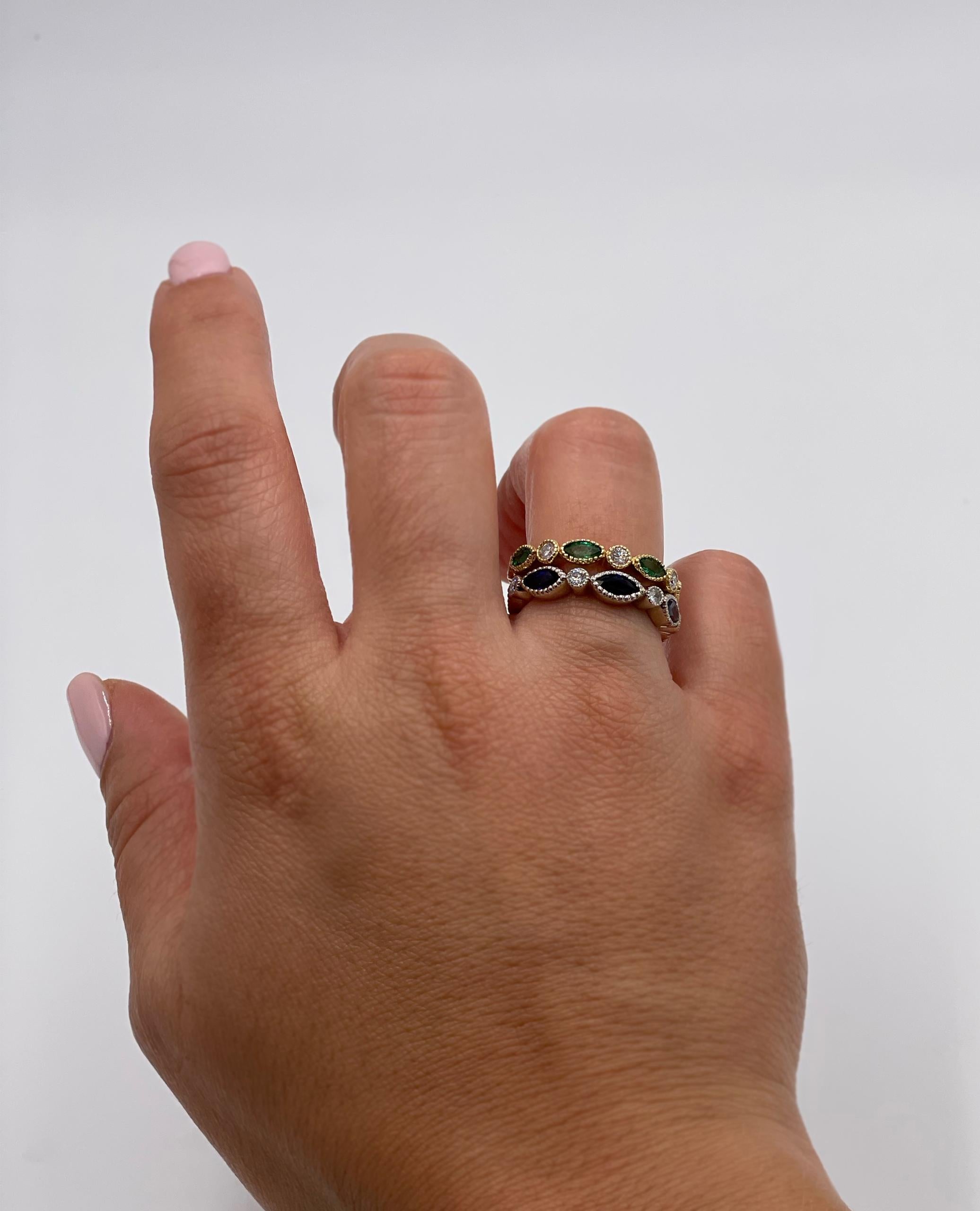 Ewigkeitsring aus 14 Karat Weißgold mit Saphiren und Diamanten.  Ideal zum Tragen mit Ihrem Verlobungsring oder zum Stapeln mit anderen Bändern.  Dieser Ring enthält 6 blaue Saphire in Marquisform mit insgesamt 1,83 Karat und 7 runde Diamanten im