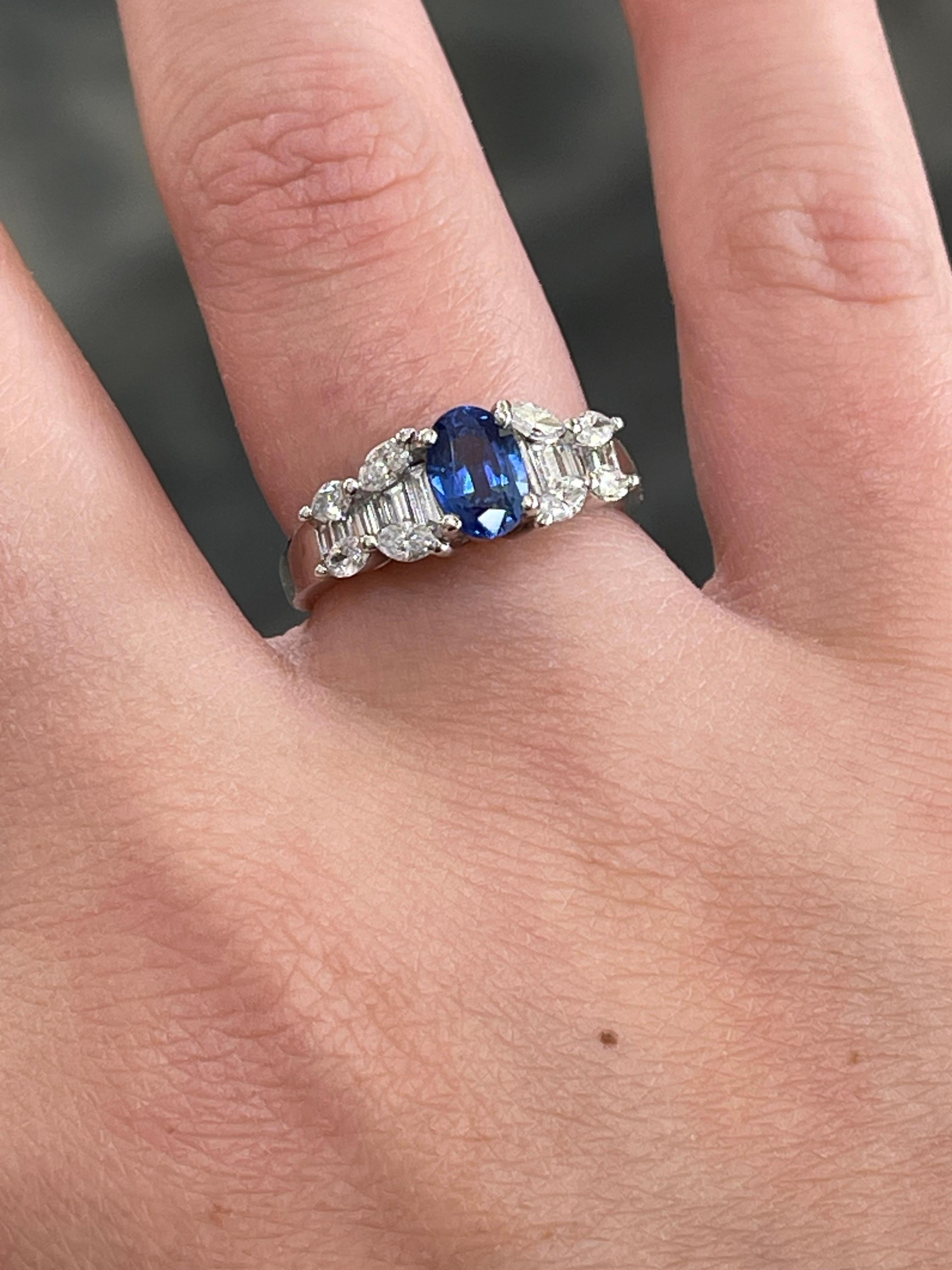 14k Weißgold Marquise/Baguette-Diamant und blauer ovaler Saphir Ring im Zustand „Hervorragend“ im Angebot in Stuart, FL