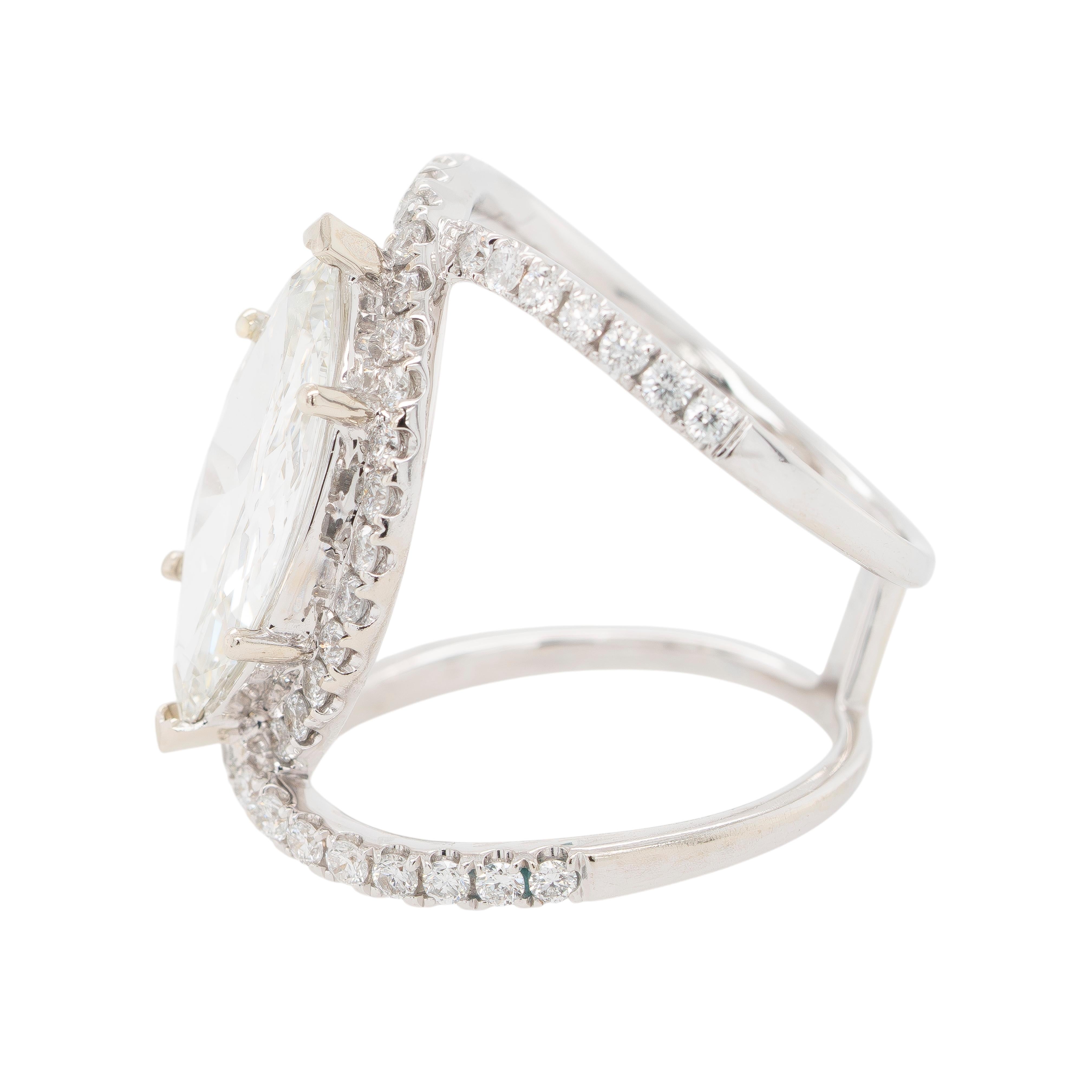 Este impresionante anillo de compromiso se centra en un diamante natural talla marquesa de 3,03 quilates, certificado por el GIA. De color H y pureza SI1, el diamante tiene unas impresionantes dimensiones de 17,49 x 8,58 x 3,28 mm, que muestran su