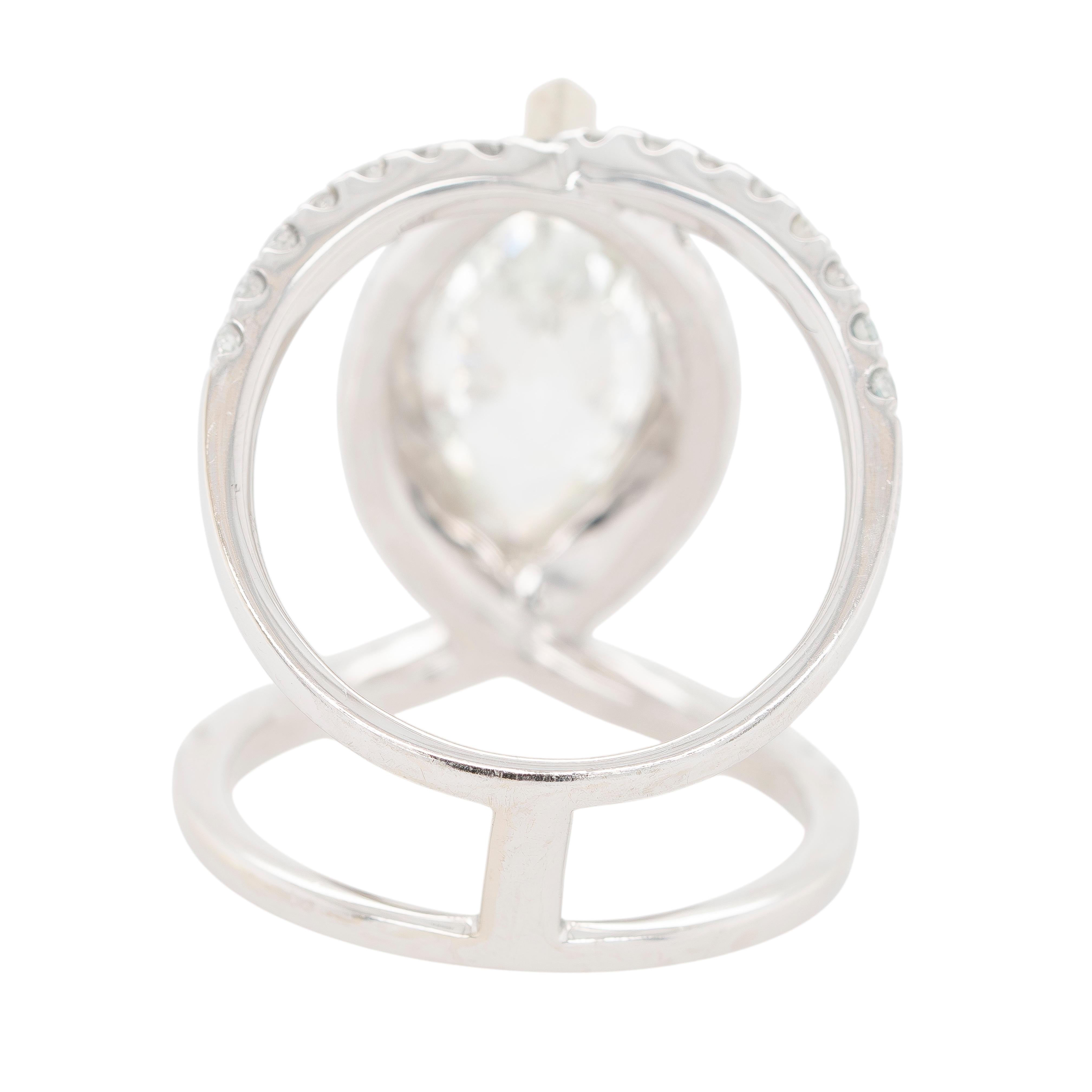 Anillo de compromiso con halo de diamantes talla marquesa de oro blanco de 14k en venta 1
